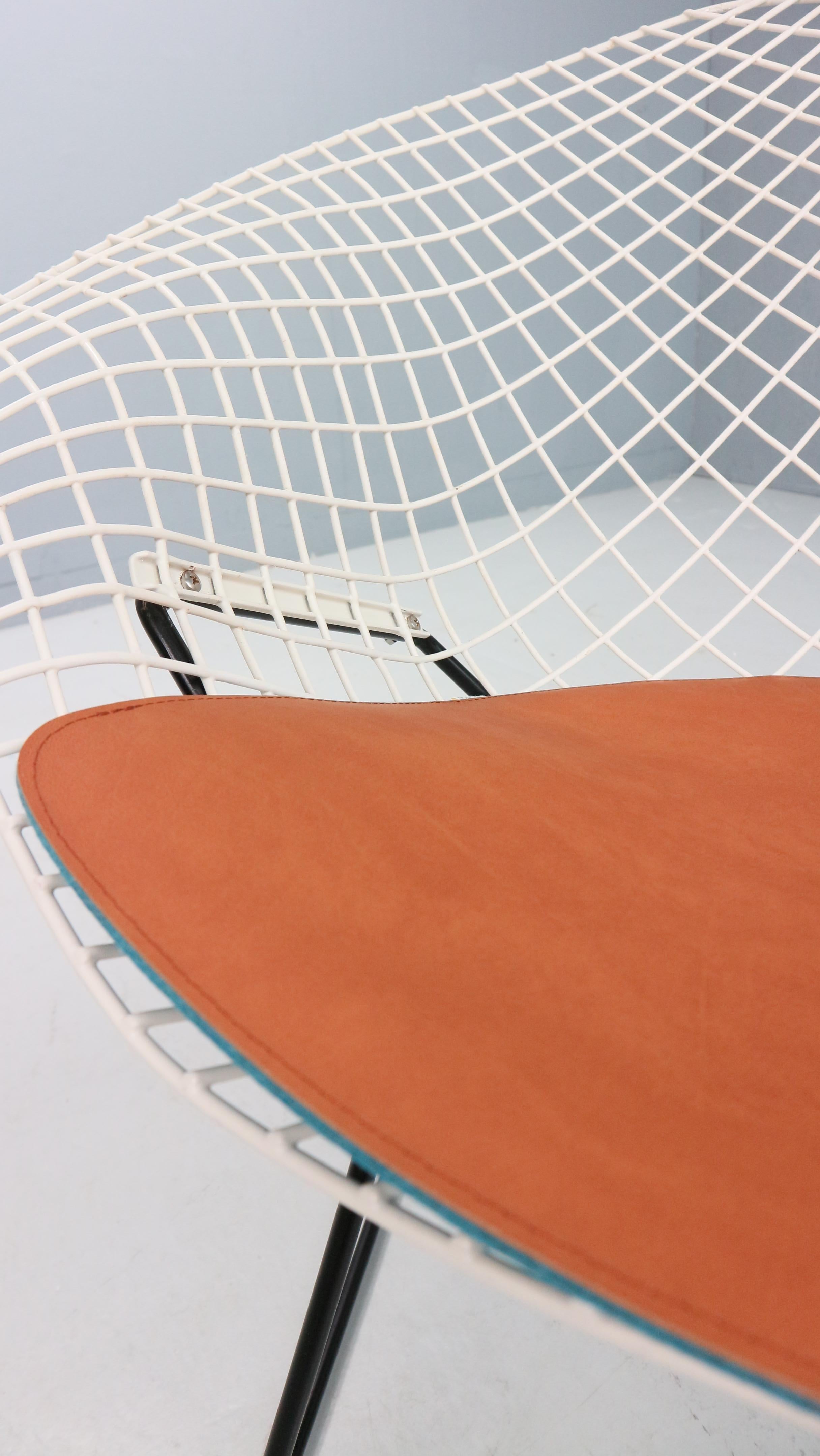 Diamond chair by Harry Bertoia in white & black metal and new leather seating For Sale 2
