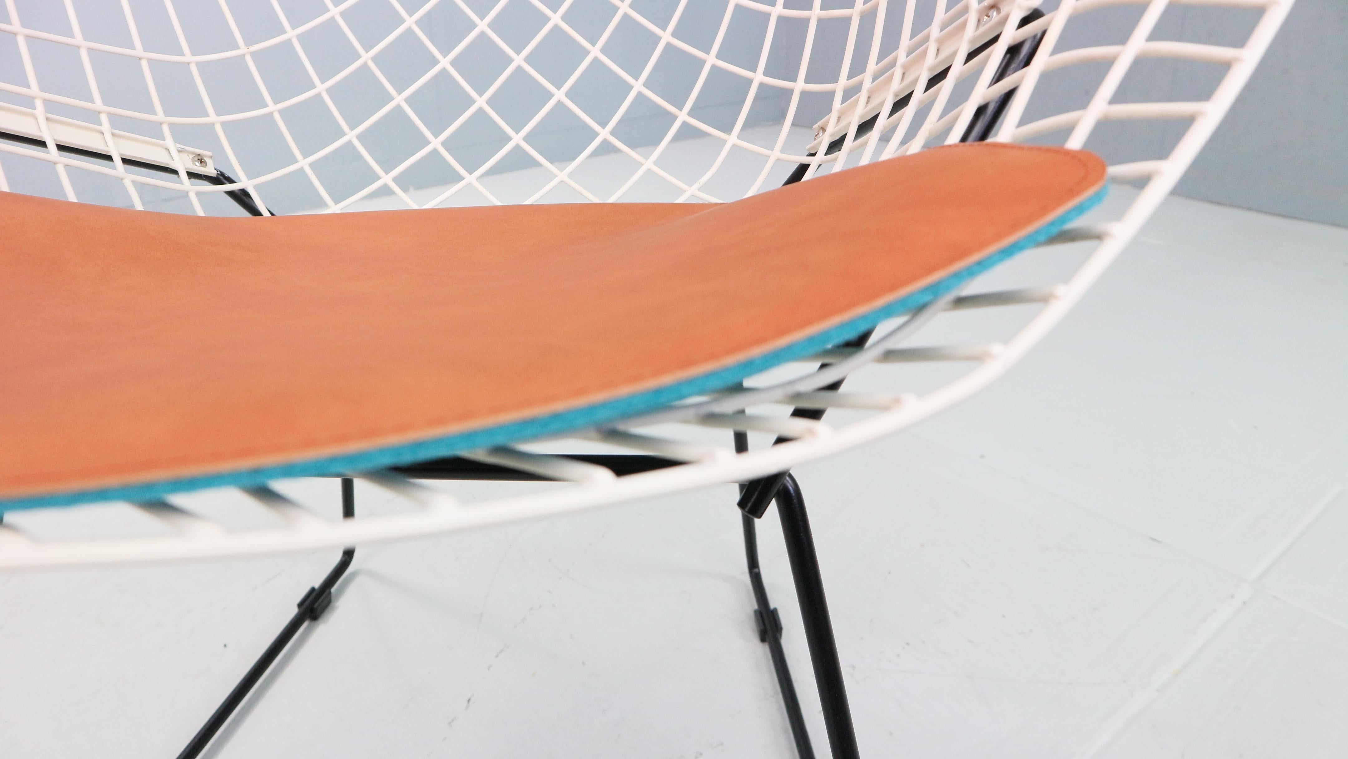 Diamond chair by Harry Bertoia in white & black metal and new leather seating For Sale 4