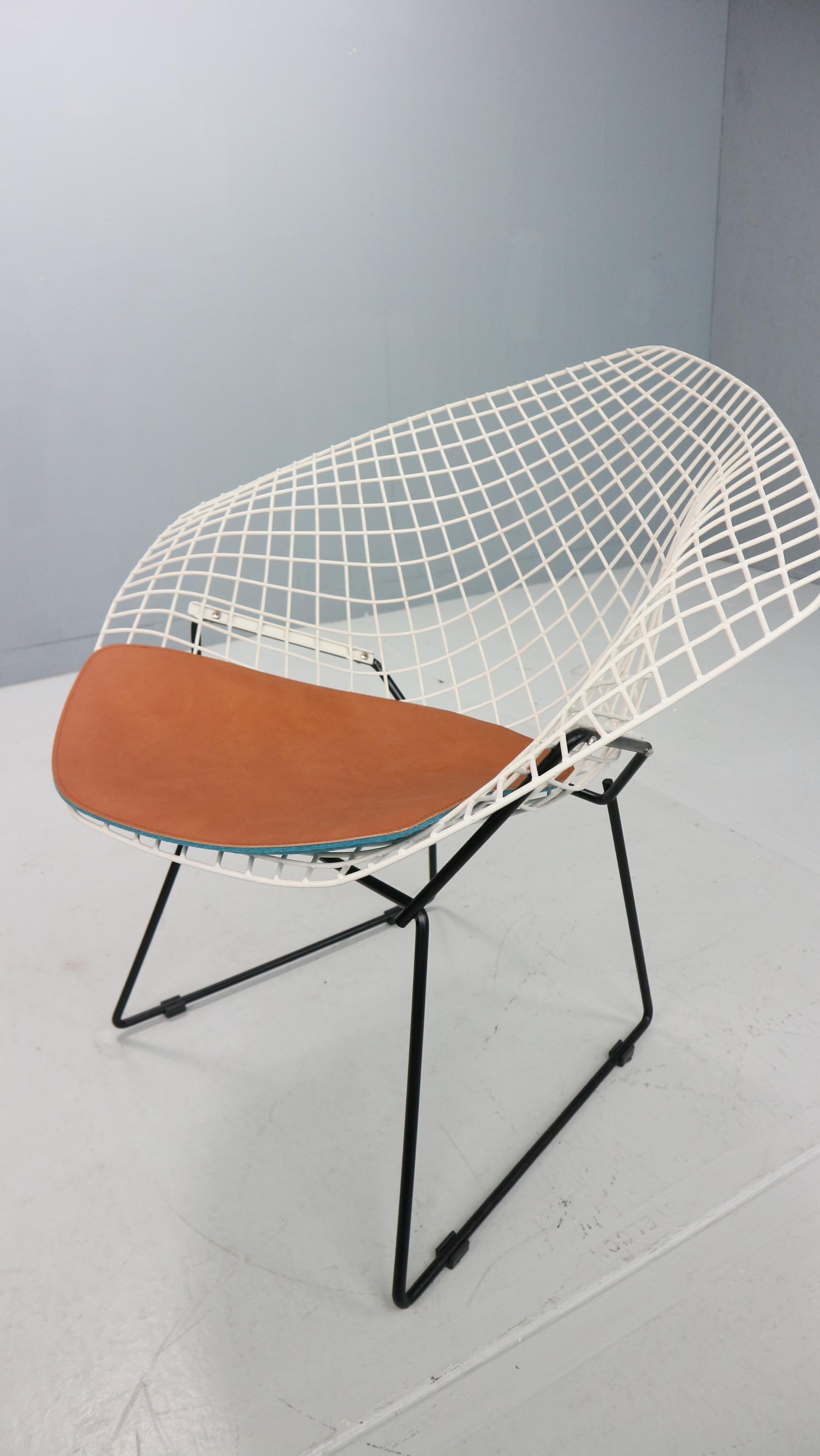 Diamond chair by Harry Bertoia in white & black metal and new leather seating For Sale 5