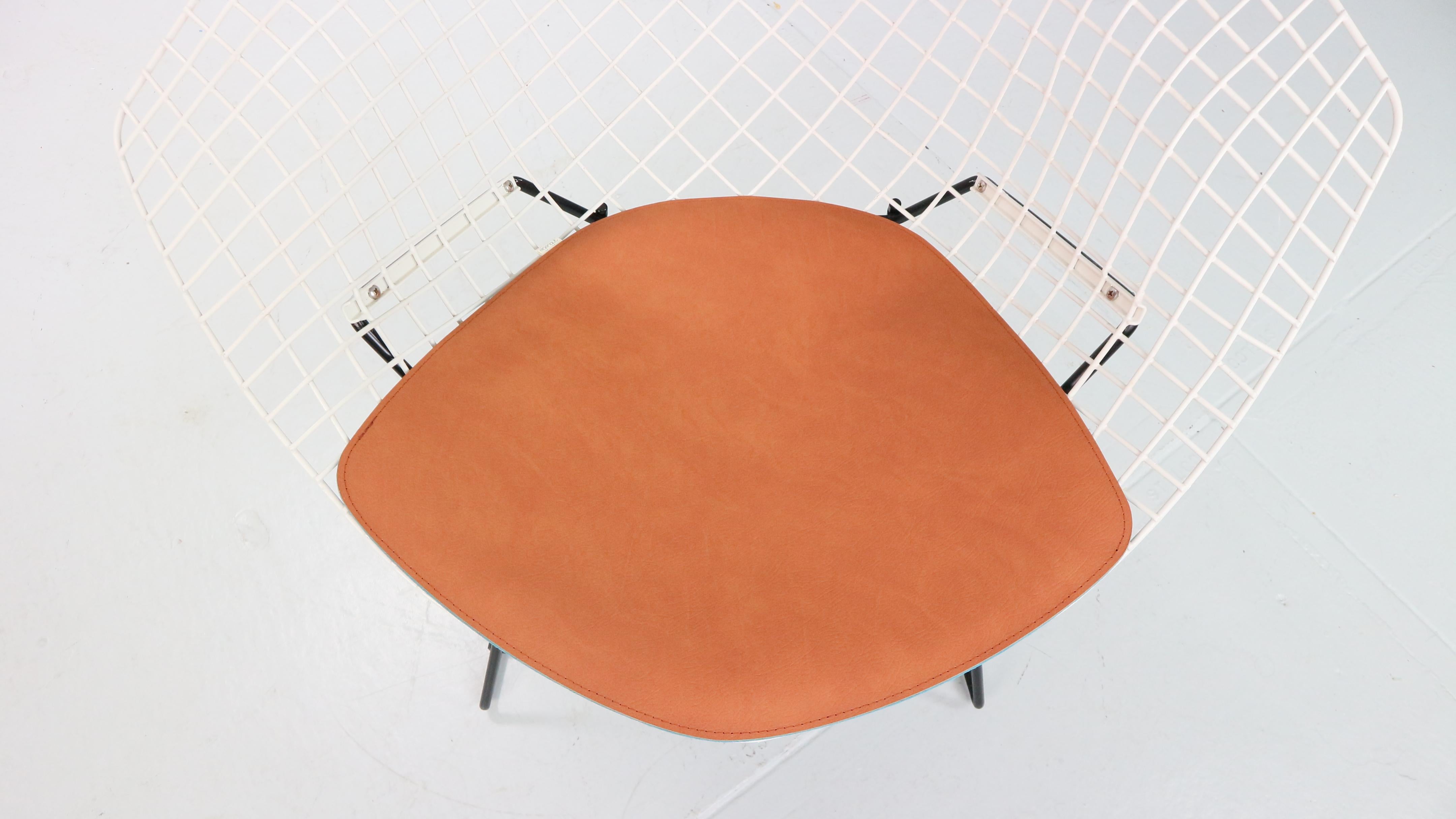 Diamond chair by Harry Bertoia in white & black metal and new leather seating For Sale 6
