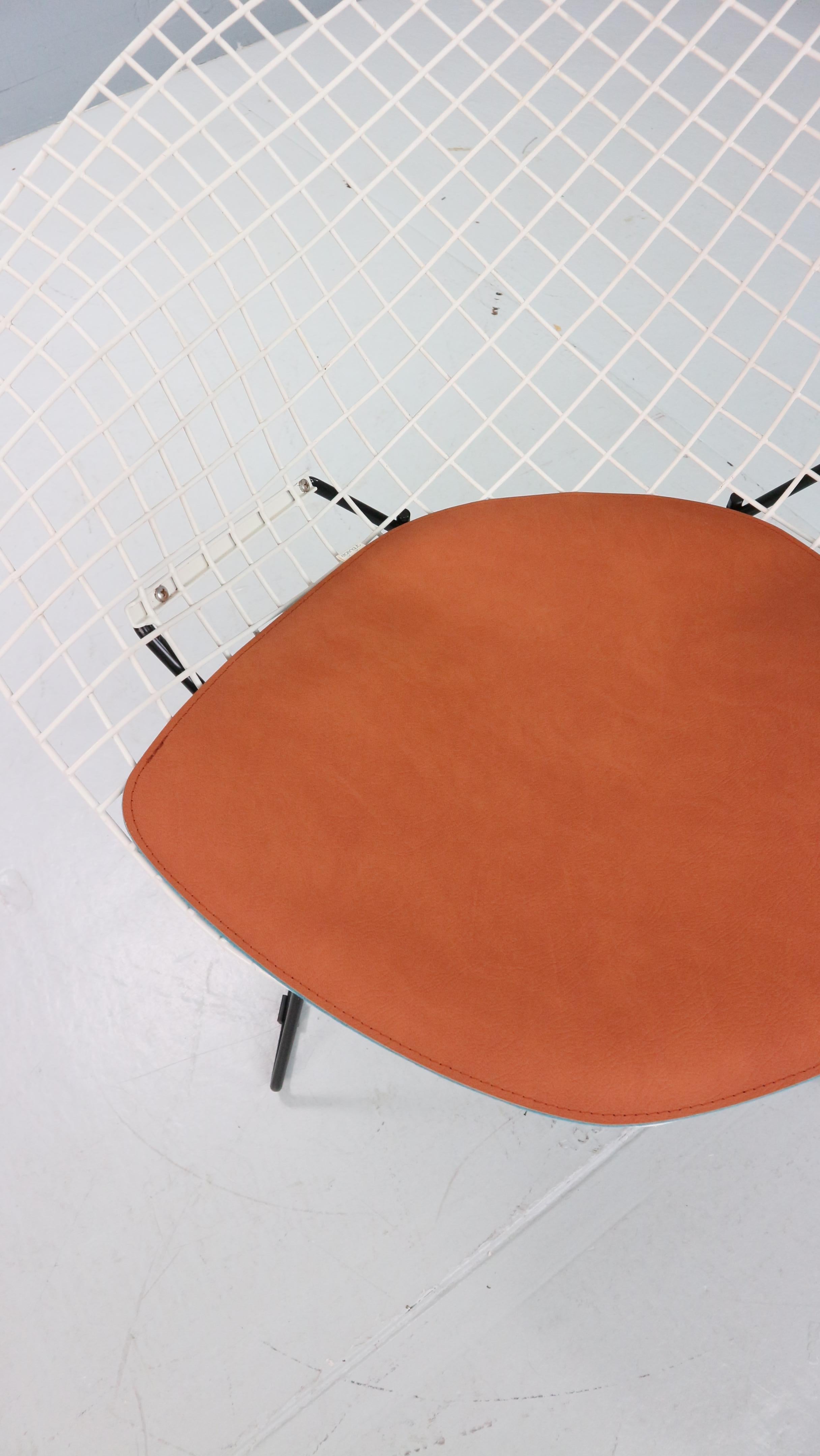 Diamond chair by Harry Bertoia in white & black metal and new leather seating For Sale 7