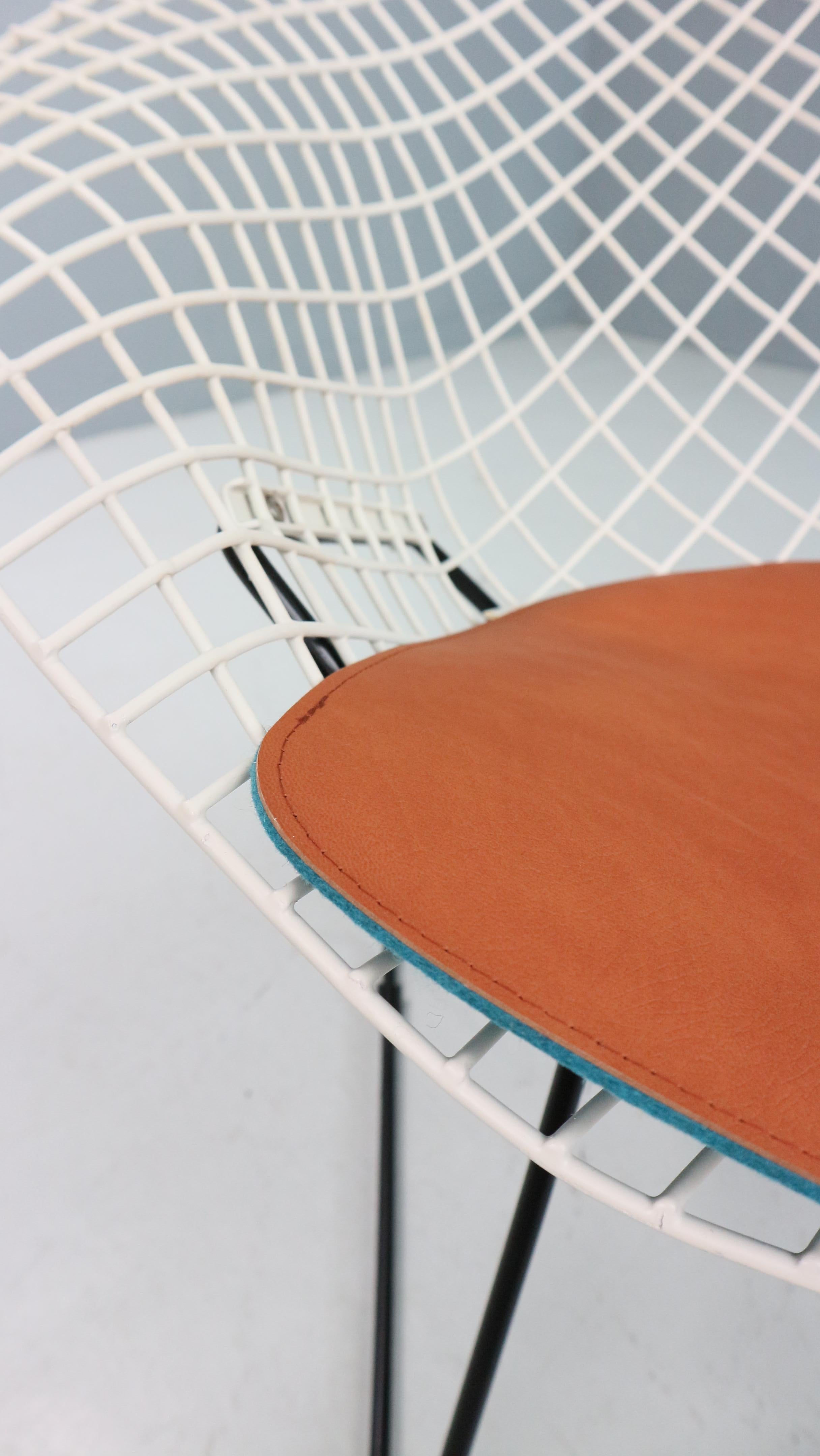 Diamond chair by Harry Bertoia in white & black metal and new leather seating For Sale 8