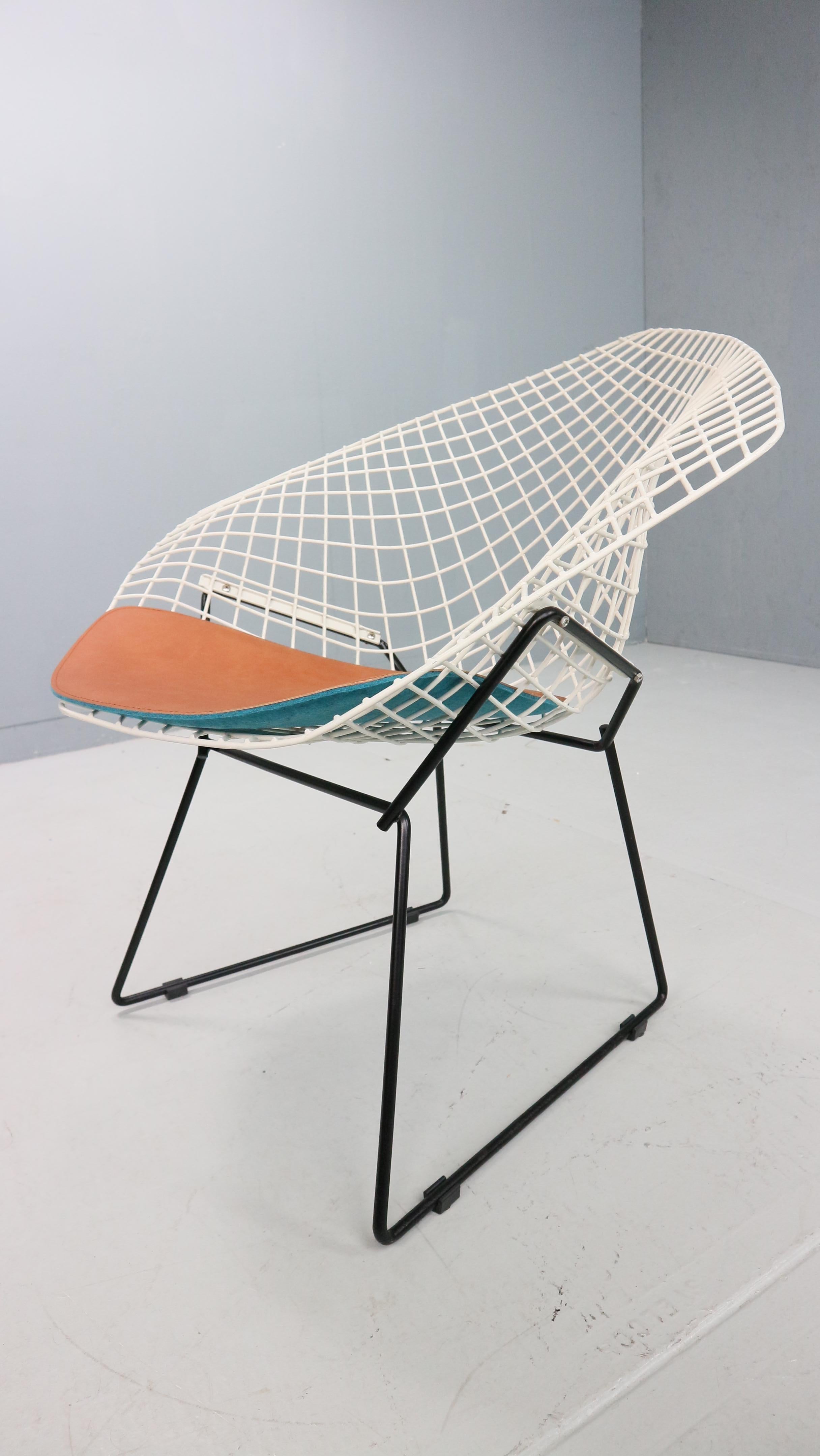 Mid-Century Modern Diamond chair by Harry Bertoia in white & black metal and new leather seating For Sale