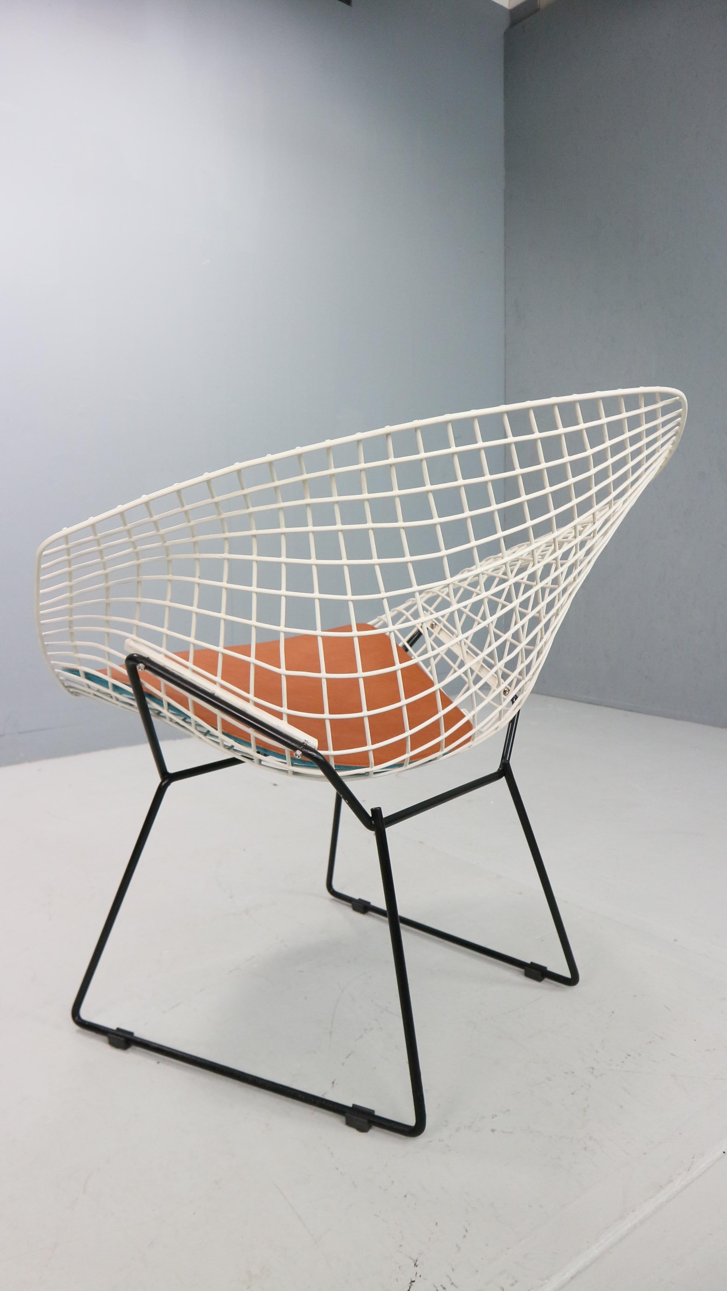 American Diamond chair by Harry Bertoia in white & black metal and new leather seating For Sale