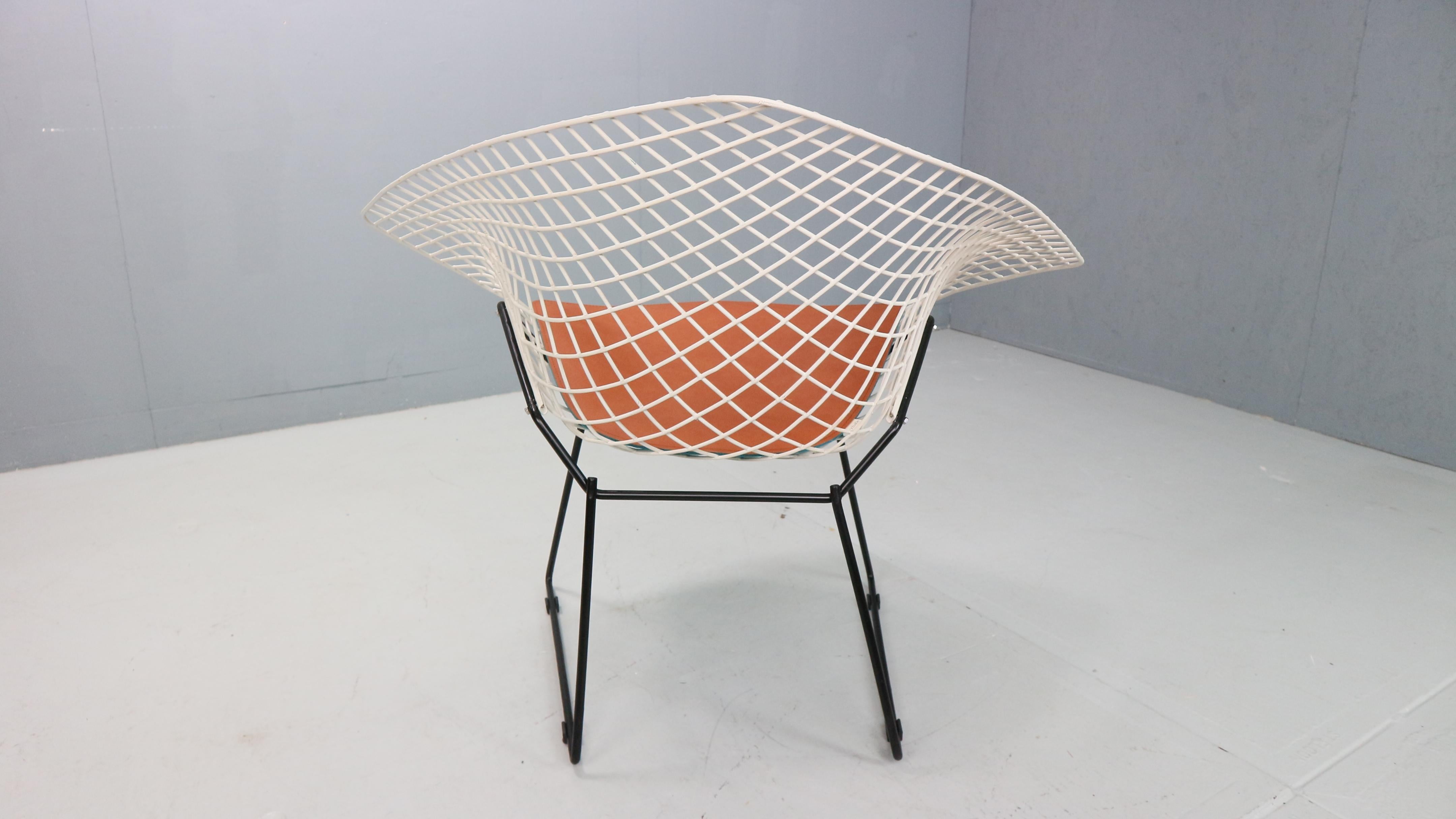 Welded Diamond chair by Harry Bertoia in white & black metal and new leather seating For Sale