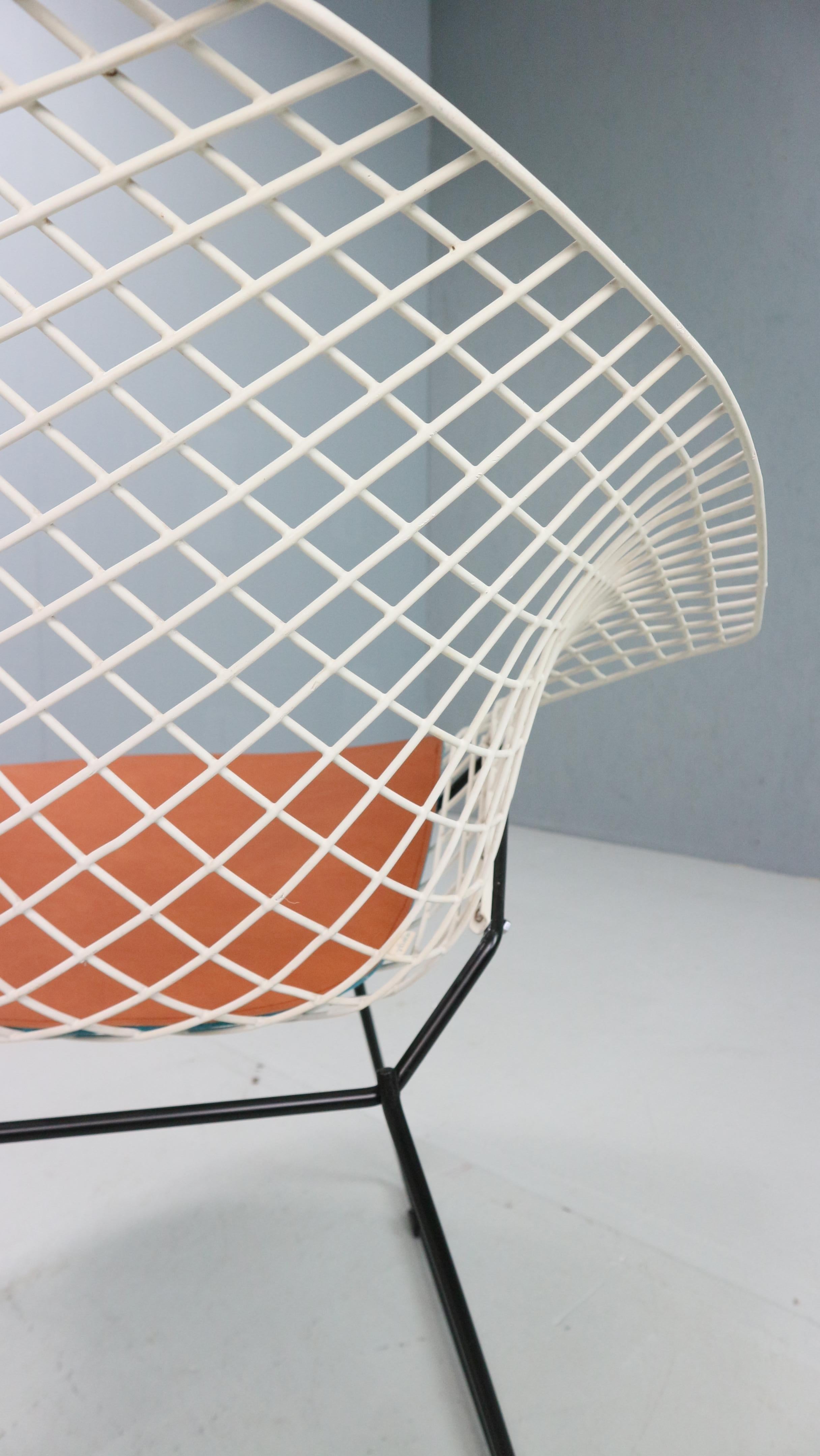 Diamond chair by Harry Bertoia in white & black metal and new leather seating In Good Condition For Sale In The Hague, NL