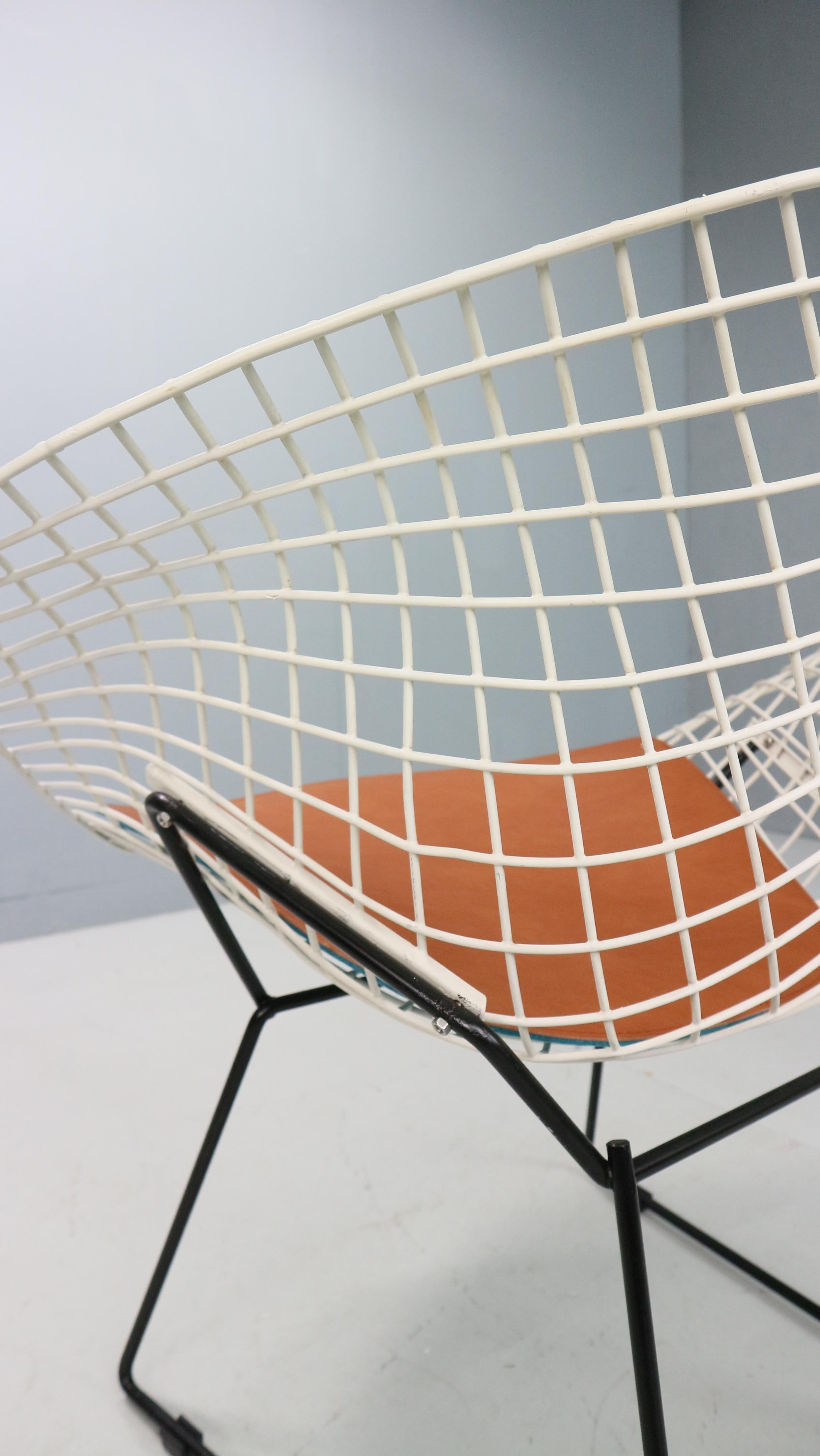20th Century Diamond chair by Harry Bertoia in white & black metal and new leather seating For Sale