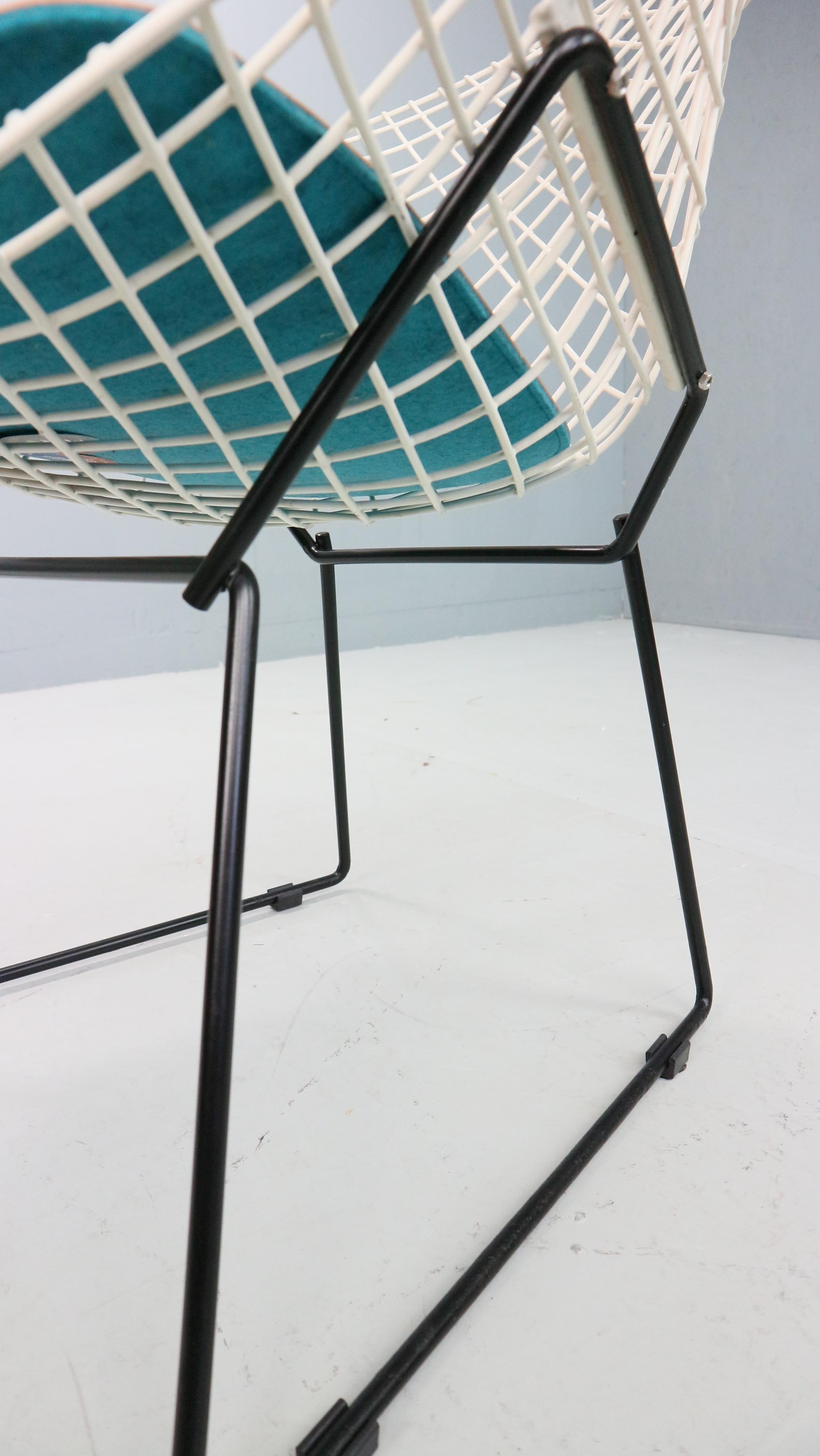 Metal Diamond chair by Harry Bertoia in white & black metal and new leather seating For Sale
