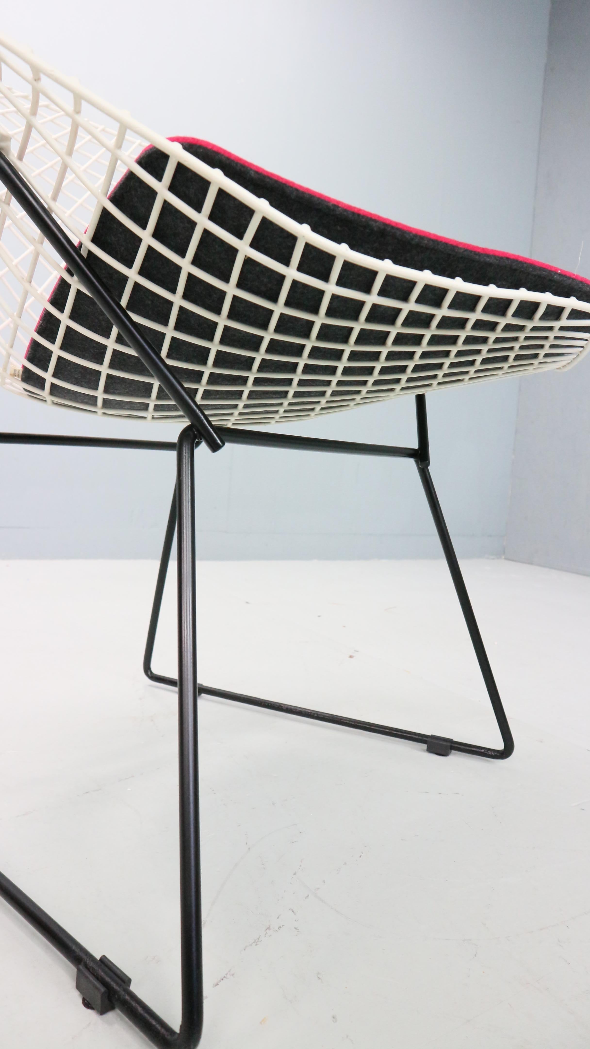 Diamond chair by Harry Bertoia in white & black metal and new seating 1960s For Sale 2
