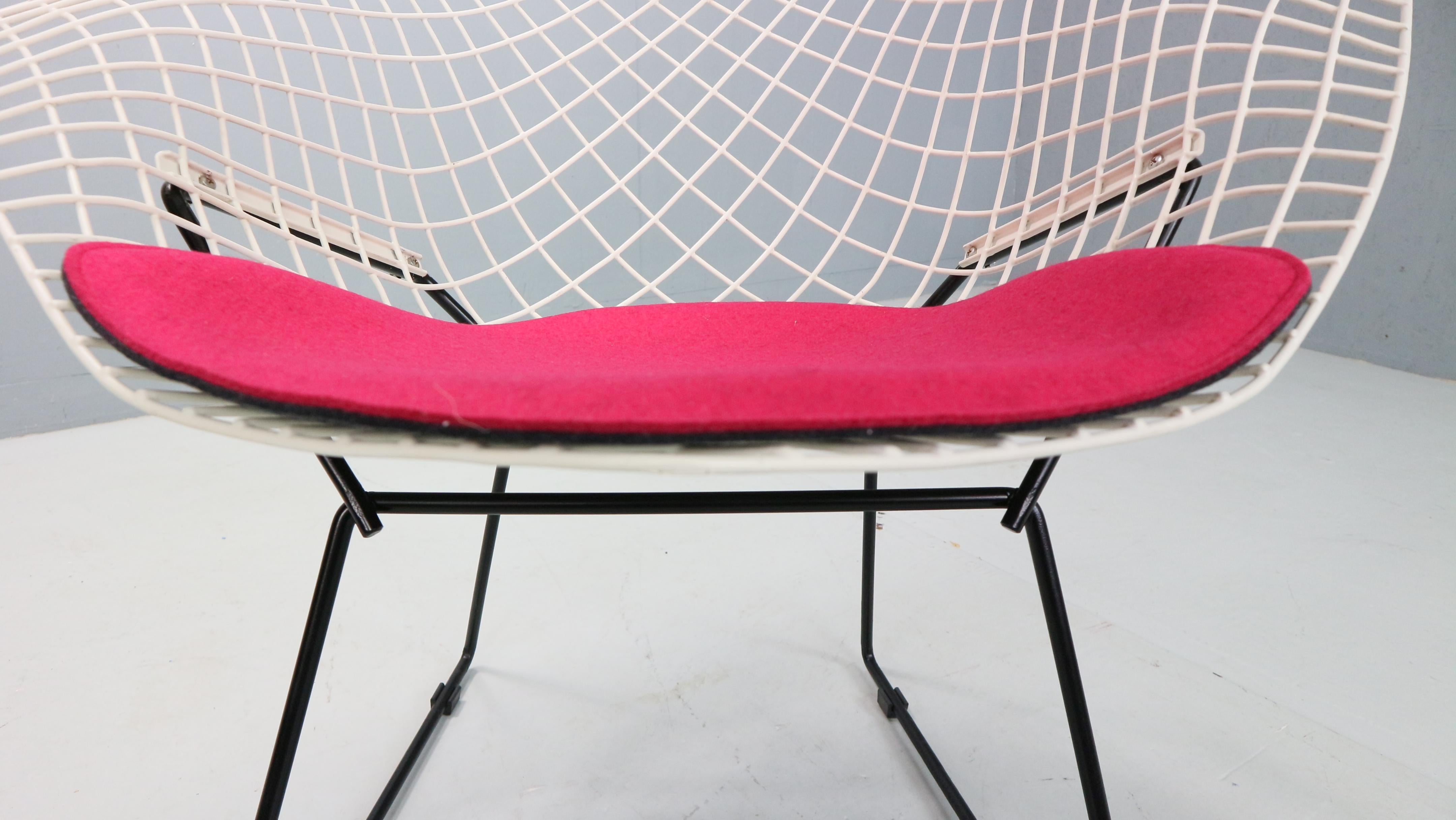 Diamond chair by Harry Bertoia in white & black metal and new seating 1960s For Sale 3