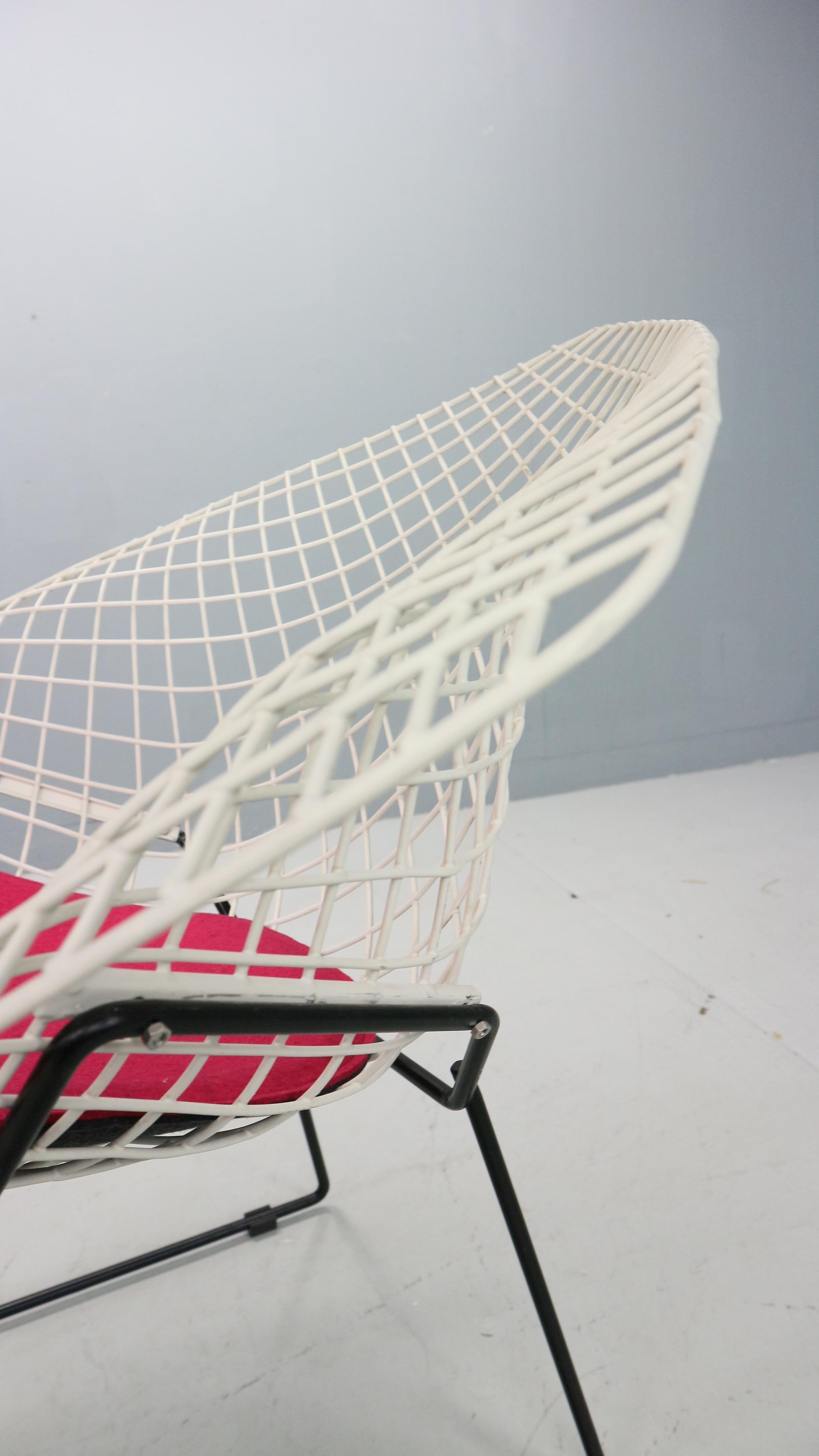 Diamond chair by Harry Bertoia in white & black metal and new seating 1960s For Sale 5