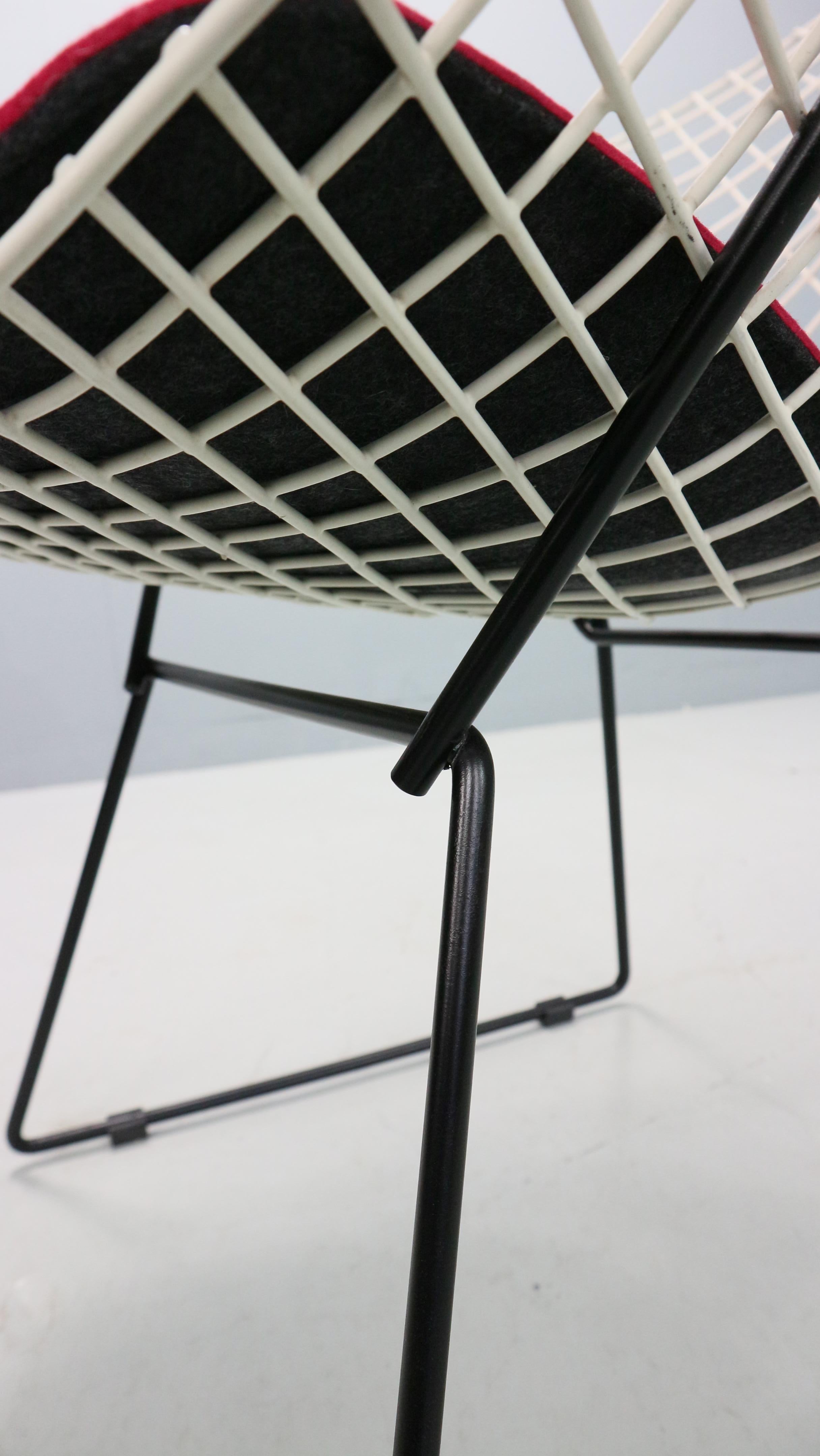 Diamond chair by Harry Bertoia in white & black metal and new seating 1960s For Sale 6