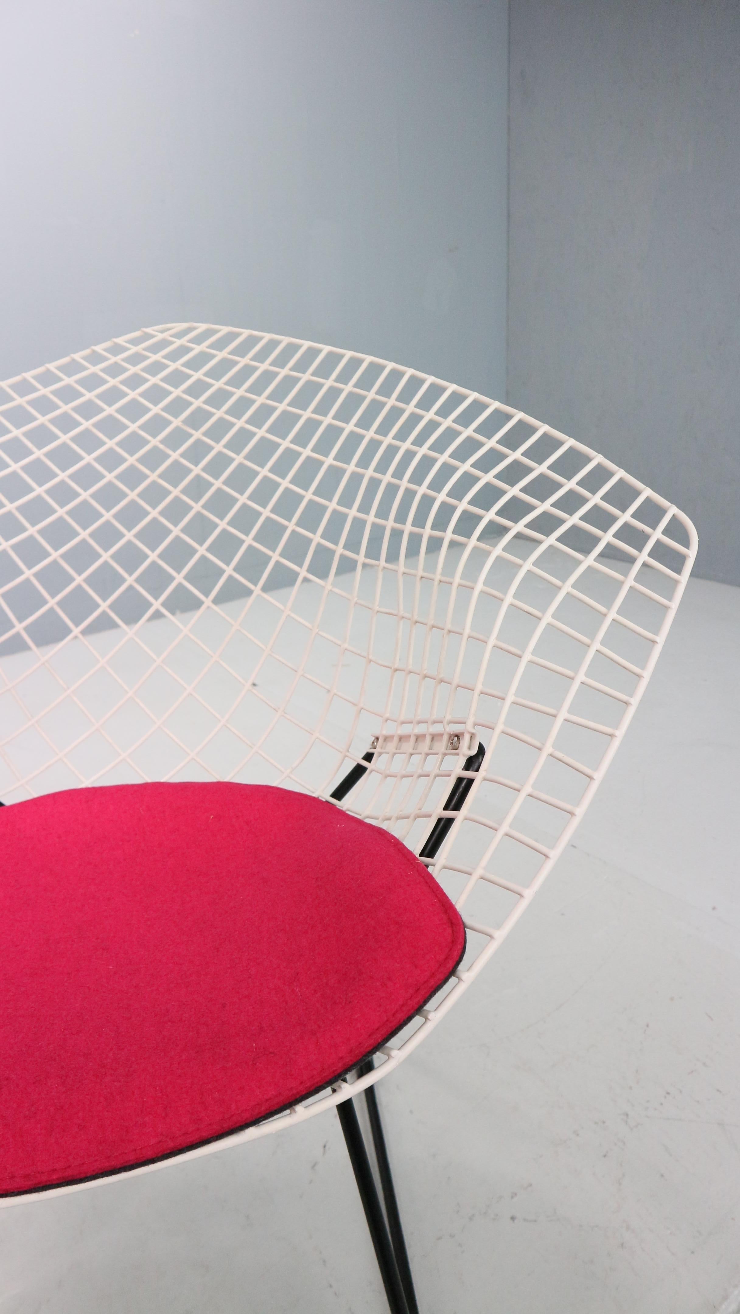 Diamond chair by Harry Bertoia in white & black metal and new seating 1960s For Sale 8