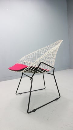 Diamond chair by Harry Bertoia in white & black metal and new seating 1960s
