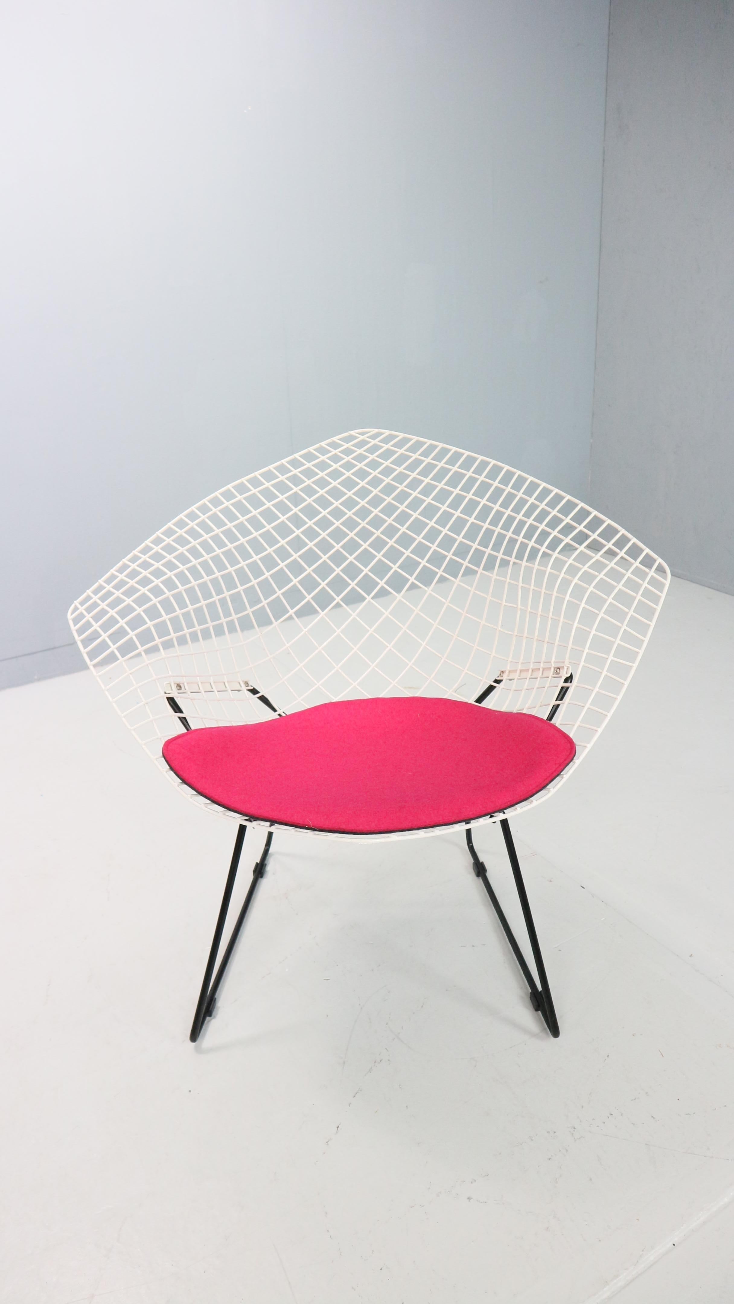 Mid-Century Modern Diamond chair by Harry Bertoia in white & black metal and new seating 1960s For Sale
