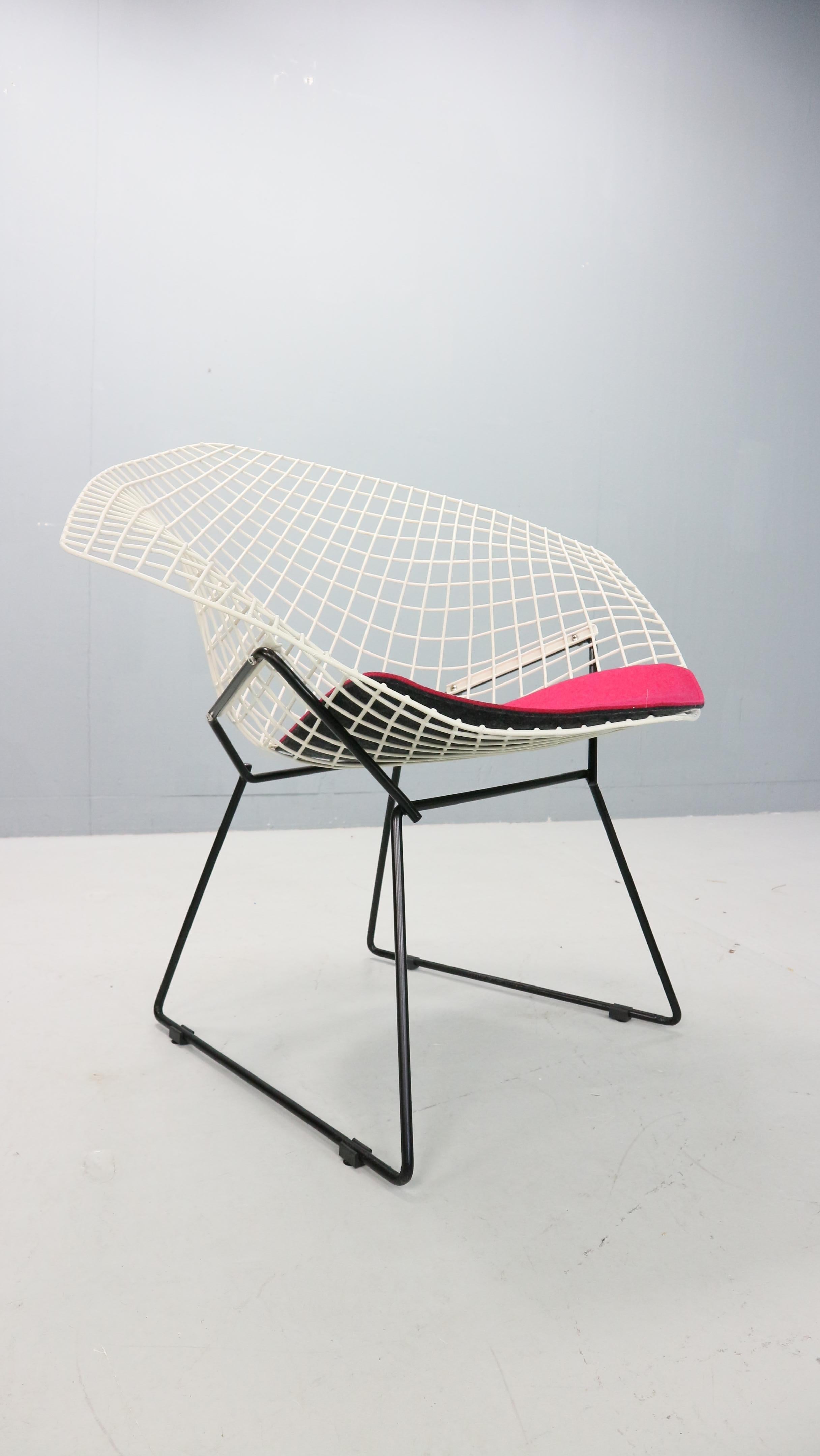 American Diamond chair by Harry Bertoia in white & black metal and new seating 1960s For Sale