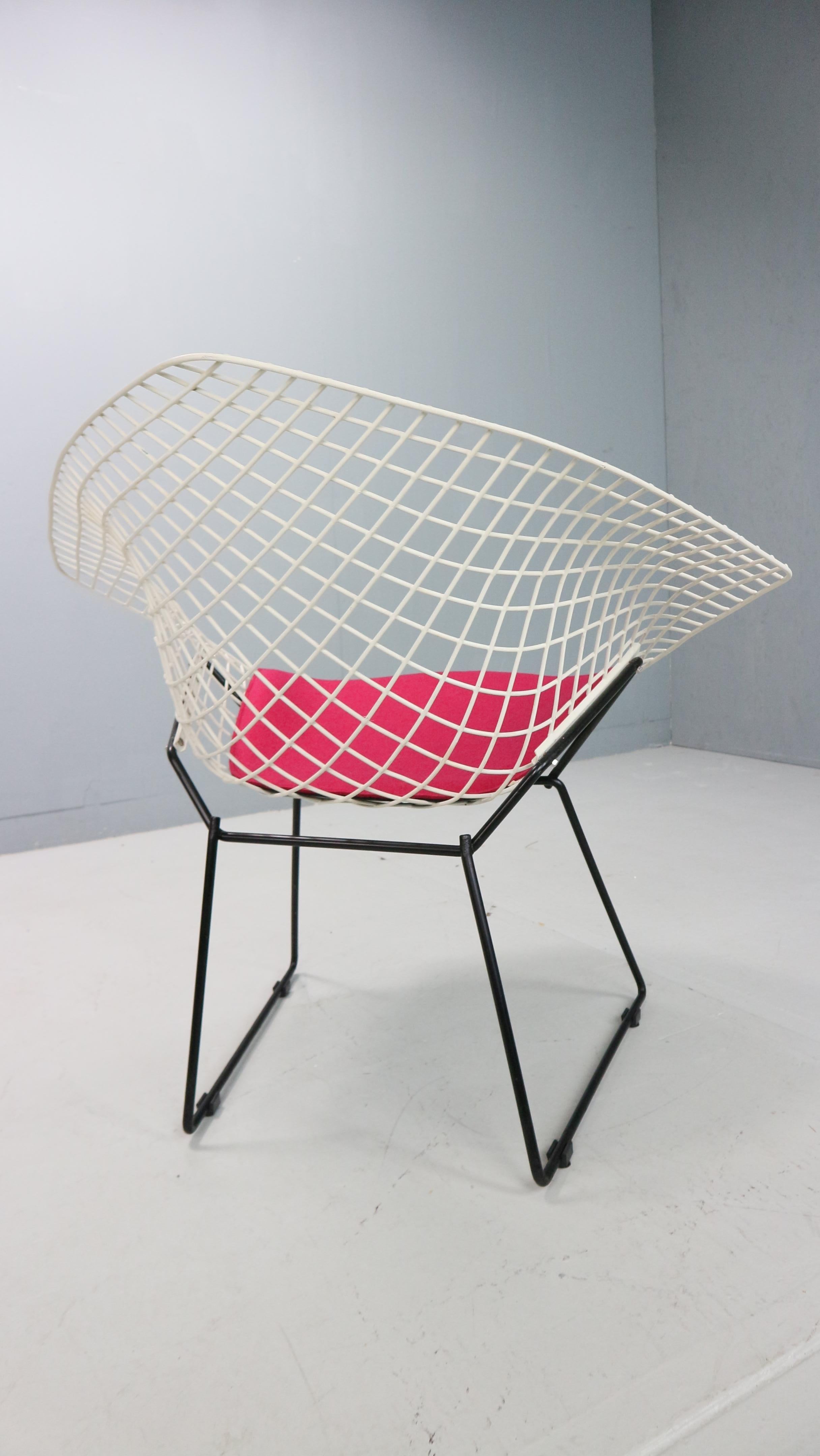 Diamond chair by Harry Bertoia in white & black metal and new seating 1960s In Good Condition For Sale In The Hague, NL