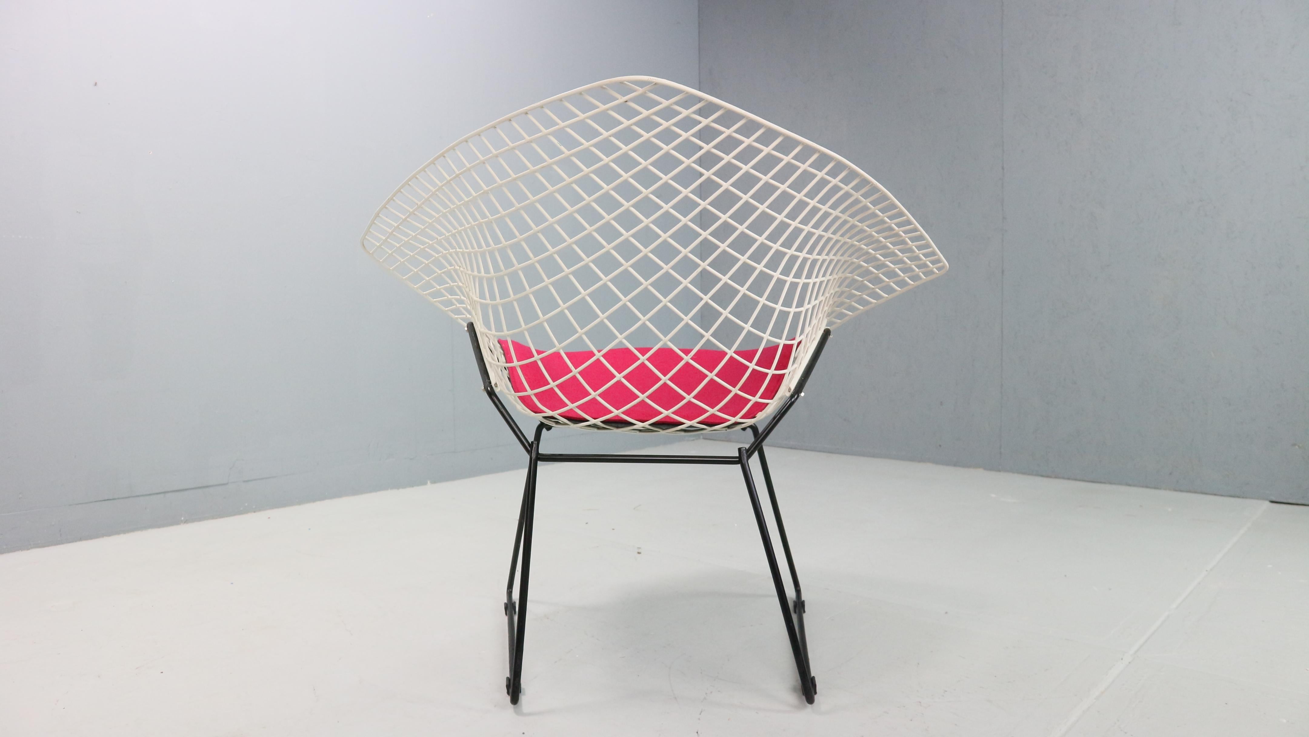 20th Century Diamond chair by Harry Bertoia in white & black metal and new seating 1960s For Sale