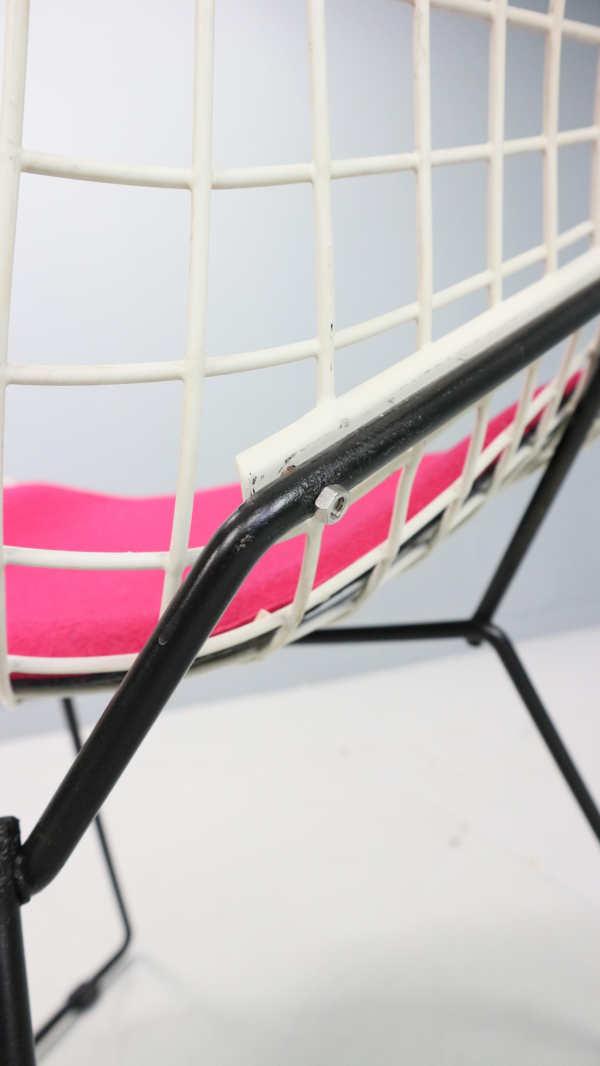 Metal Diamond chair by Harry Bertoia in white & black metal and new seating 1960s For Sale