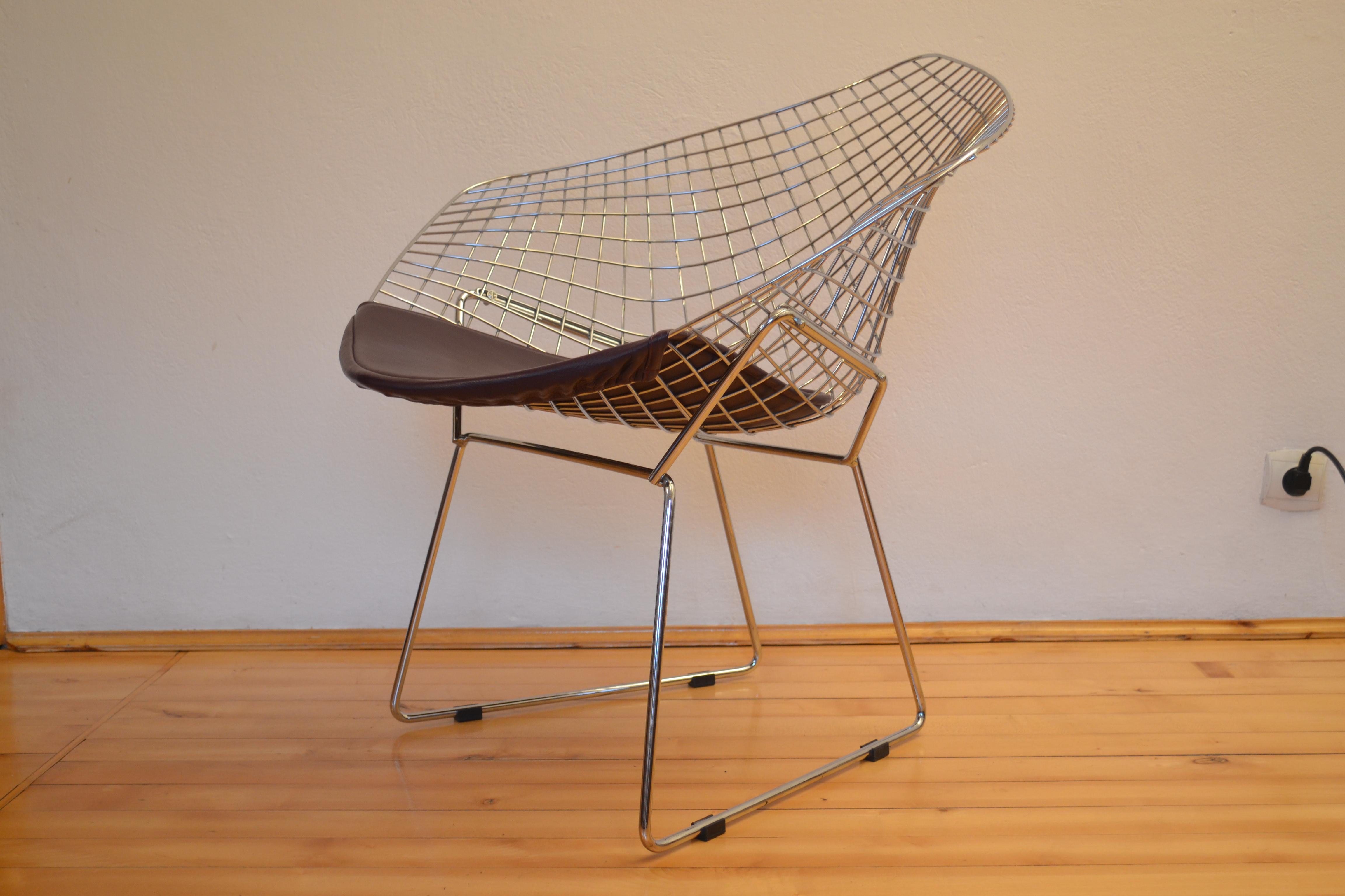 Diamond chair designed by Harry Bertoia, 1950s. Fully original. H. Bertoia's project from 52. The most expensive version with a high-class padded seat, thick natural leather. The chair practically served only as a decorative object. Perfect