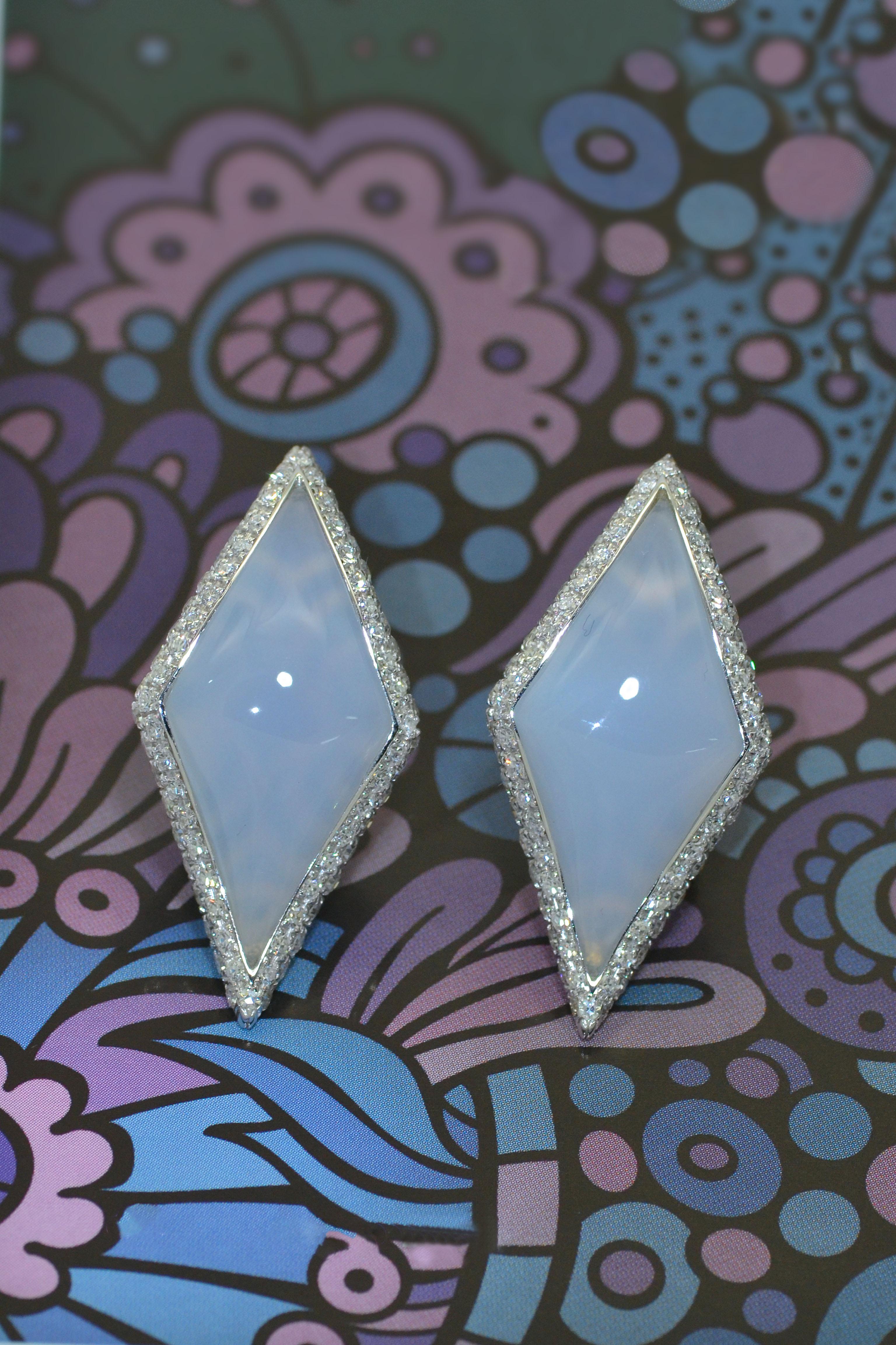 Handgefertigt in der Familie Margherita  Workshop,  Italien, diese Ohrringe sind schick und einzigartig.
Rhombusförmiger, natürlicher blauer Chalzedon, umgeben von Diamanten in Pavé-Fassung, kann als Kletterohrring getragen werden. 
Sie sind leicht