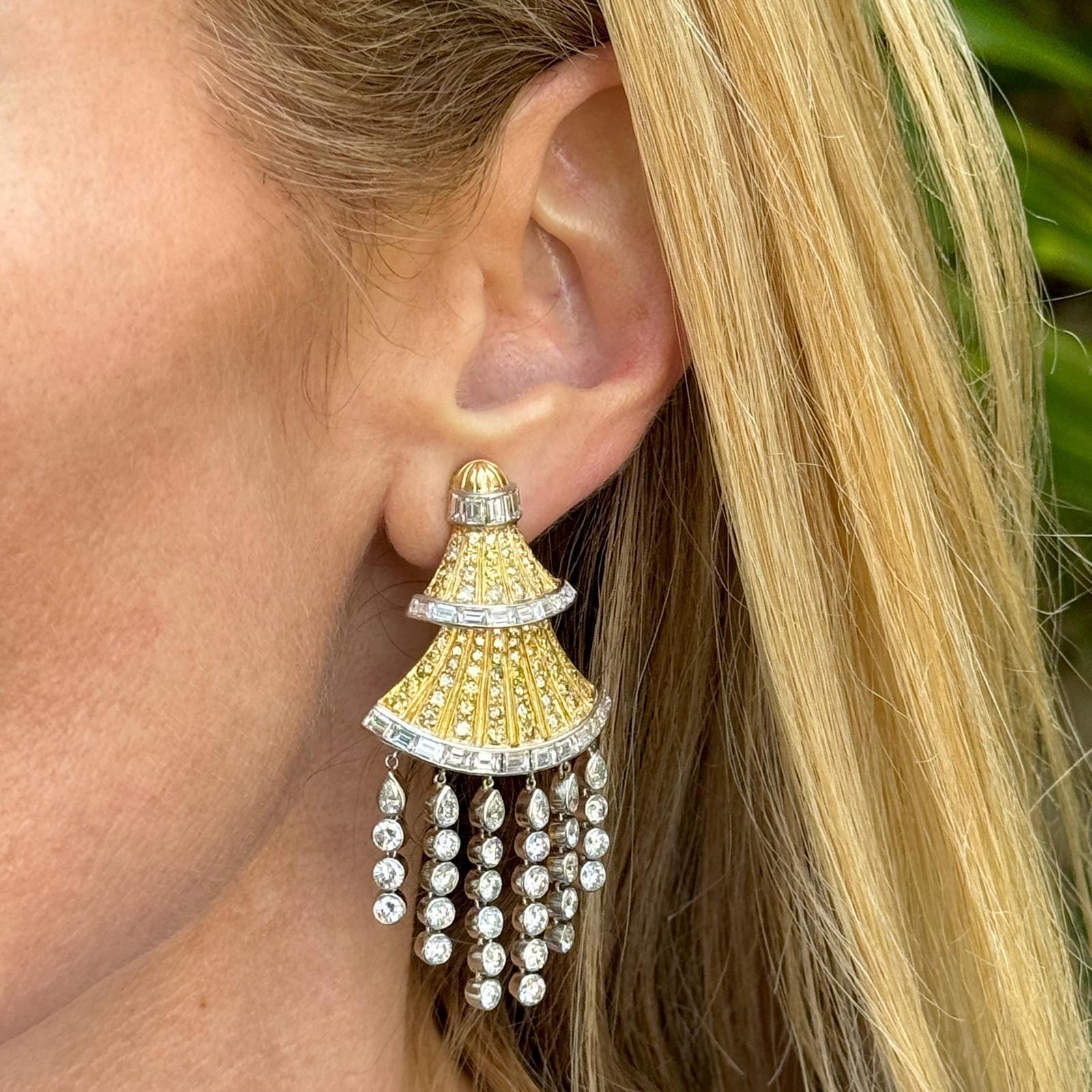 Los pendientes de diamantes Chandelier de Rudle son una pieza de joyería impresionante diseñada para deslumbrar y cautivar. Rudle, conocida por su exquisita artesanía y atención al detalle, ha creado estos pendientes de araña que son a la vez