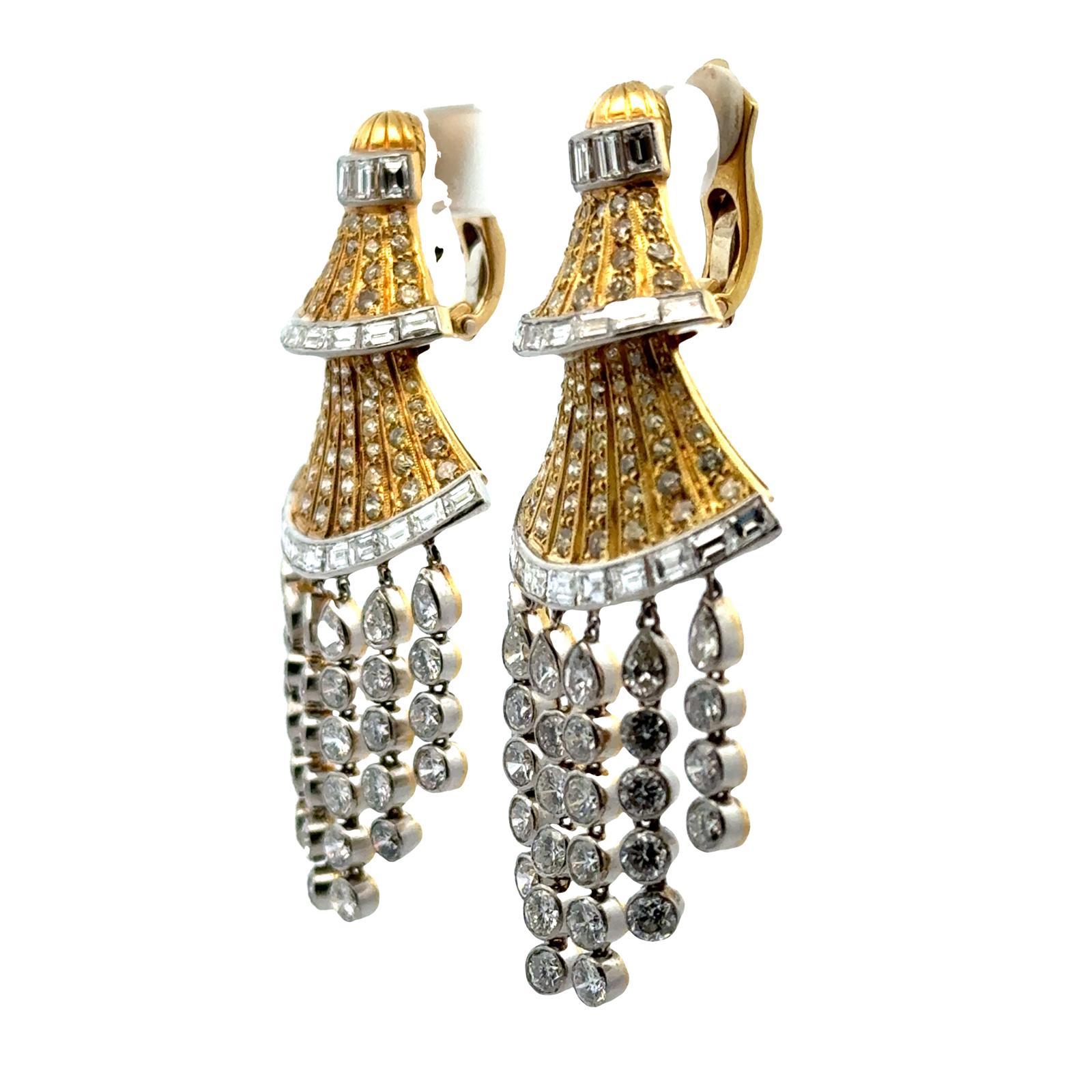 Pendientes colgantes de oro de 18 quilates en dos tonos S. Rudle en Excelente estado para la venta en Boca Raton, FL