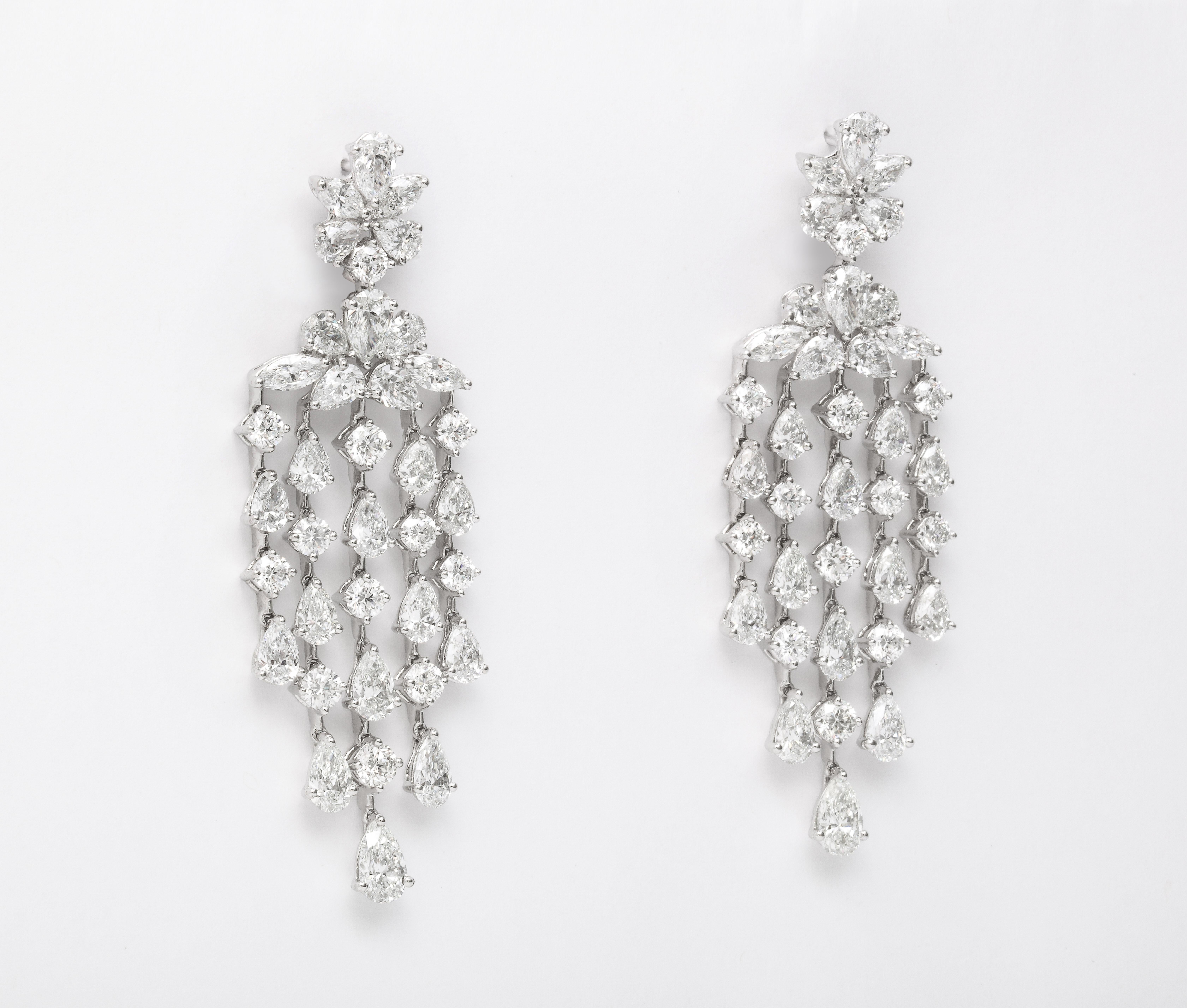 Boucles d'oreilles pendantes lustre diamant Neuf à New York, NY