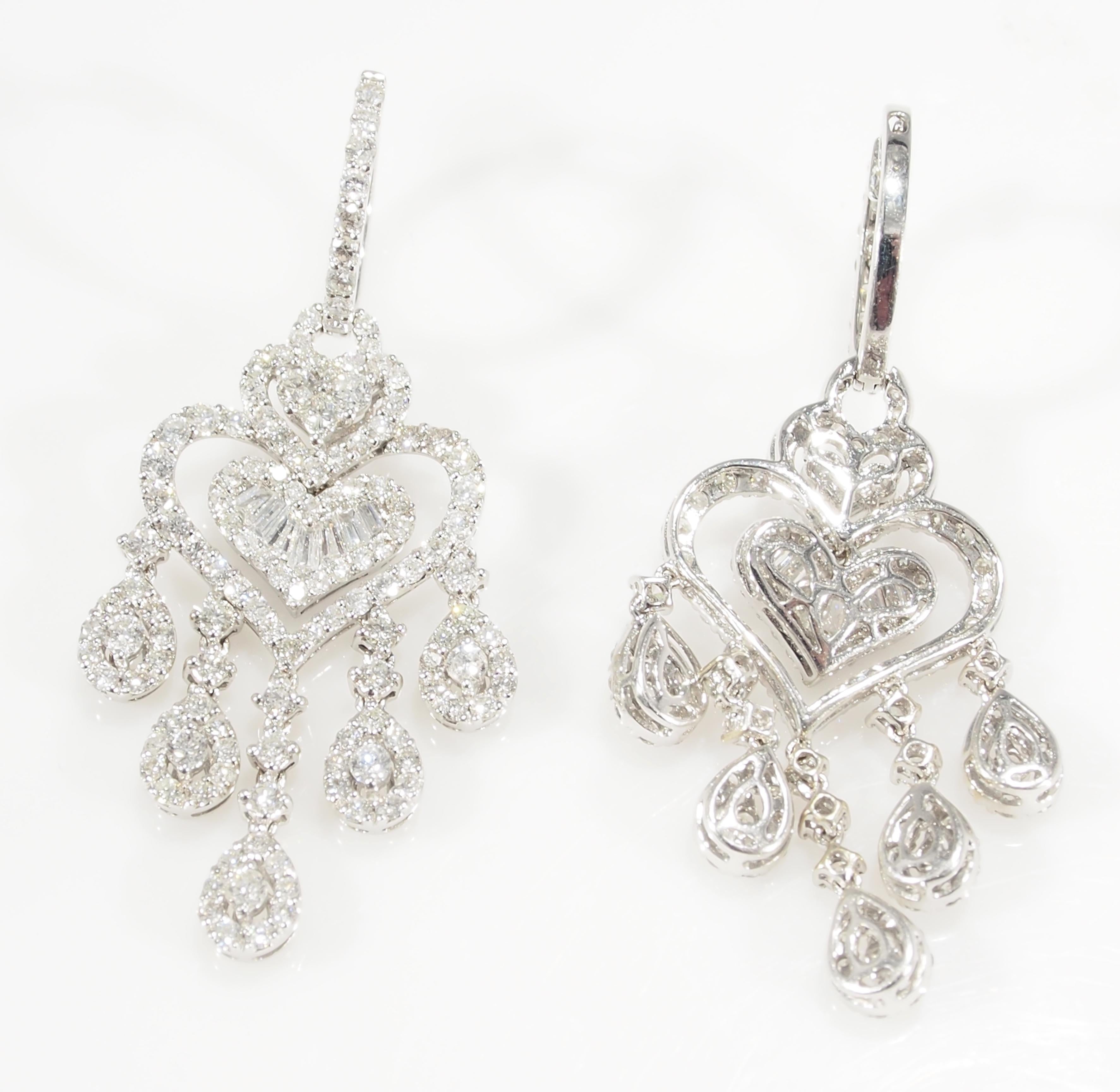 Diamond Chandelier Dangle Earrings White gold 18 Karat In Good Condition In Boca Raton, FL
