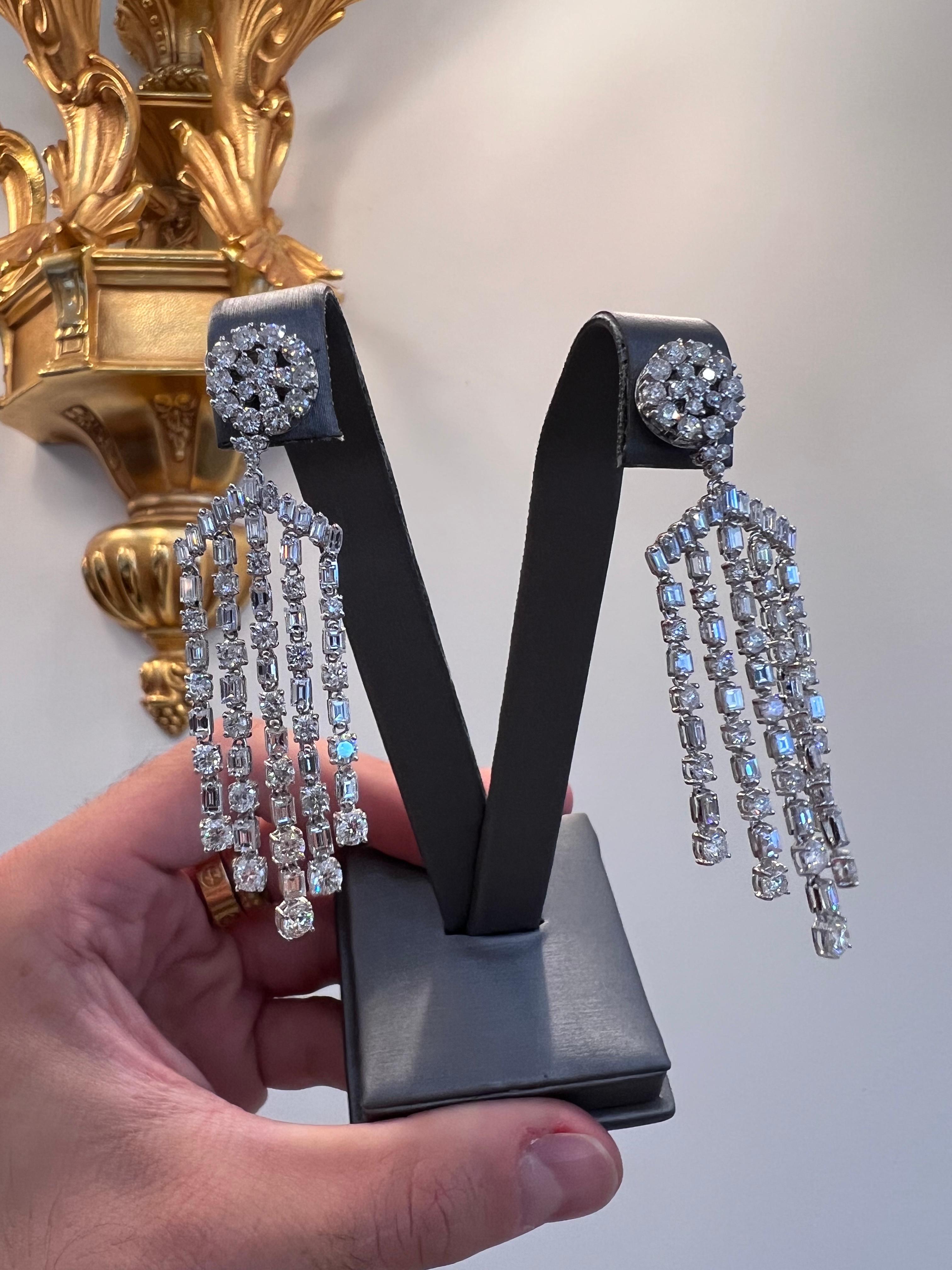 Diamant-Kronleuchter-Ohrringe 10,00ct Smaragd & runder Brillantschliff 18K Weißgold (Smaragdschliff) im Angebot