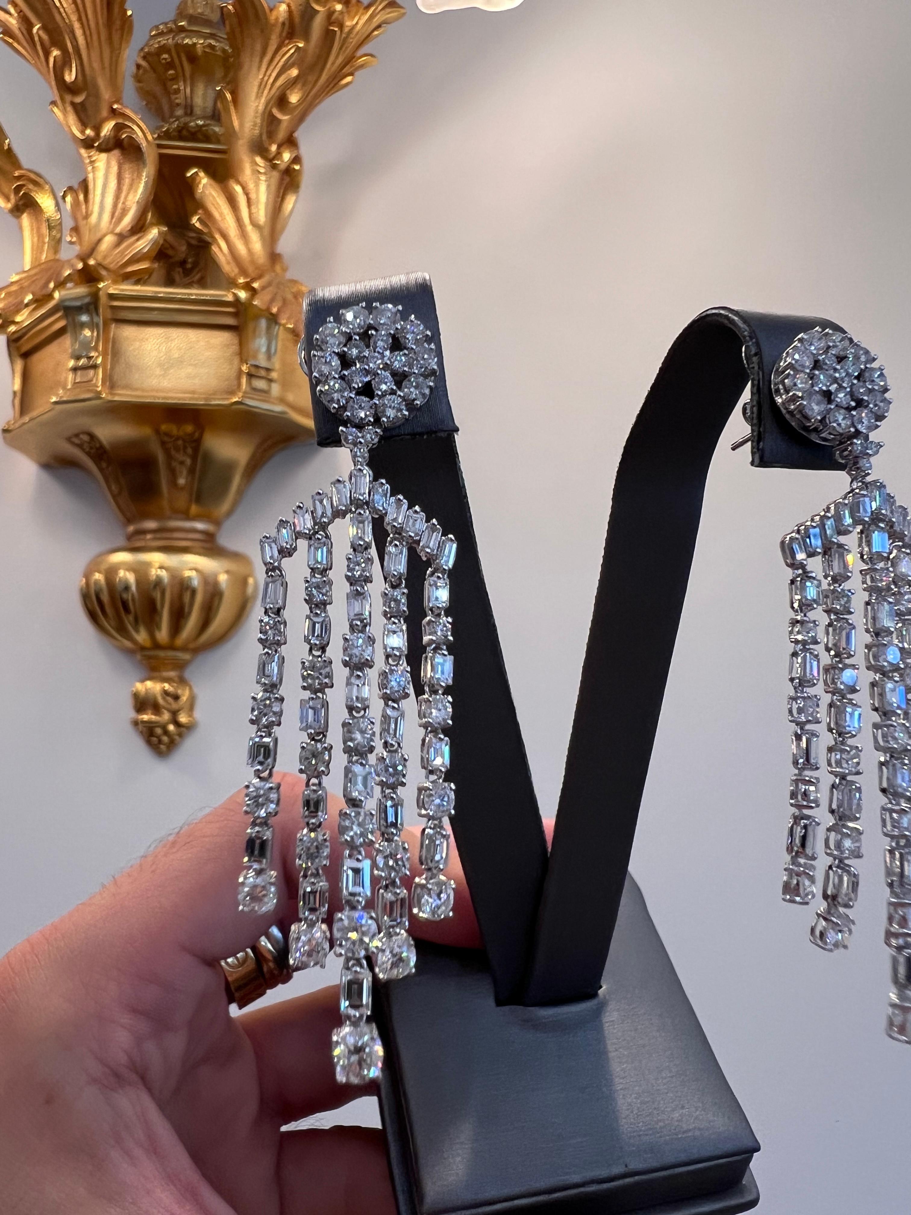 Diamant-Kronleuchter-Ohrringe 10,00ct Smaragd & runder Brillantschliff 18K Weißgold Damen im Angebot