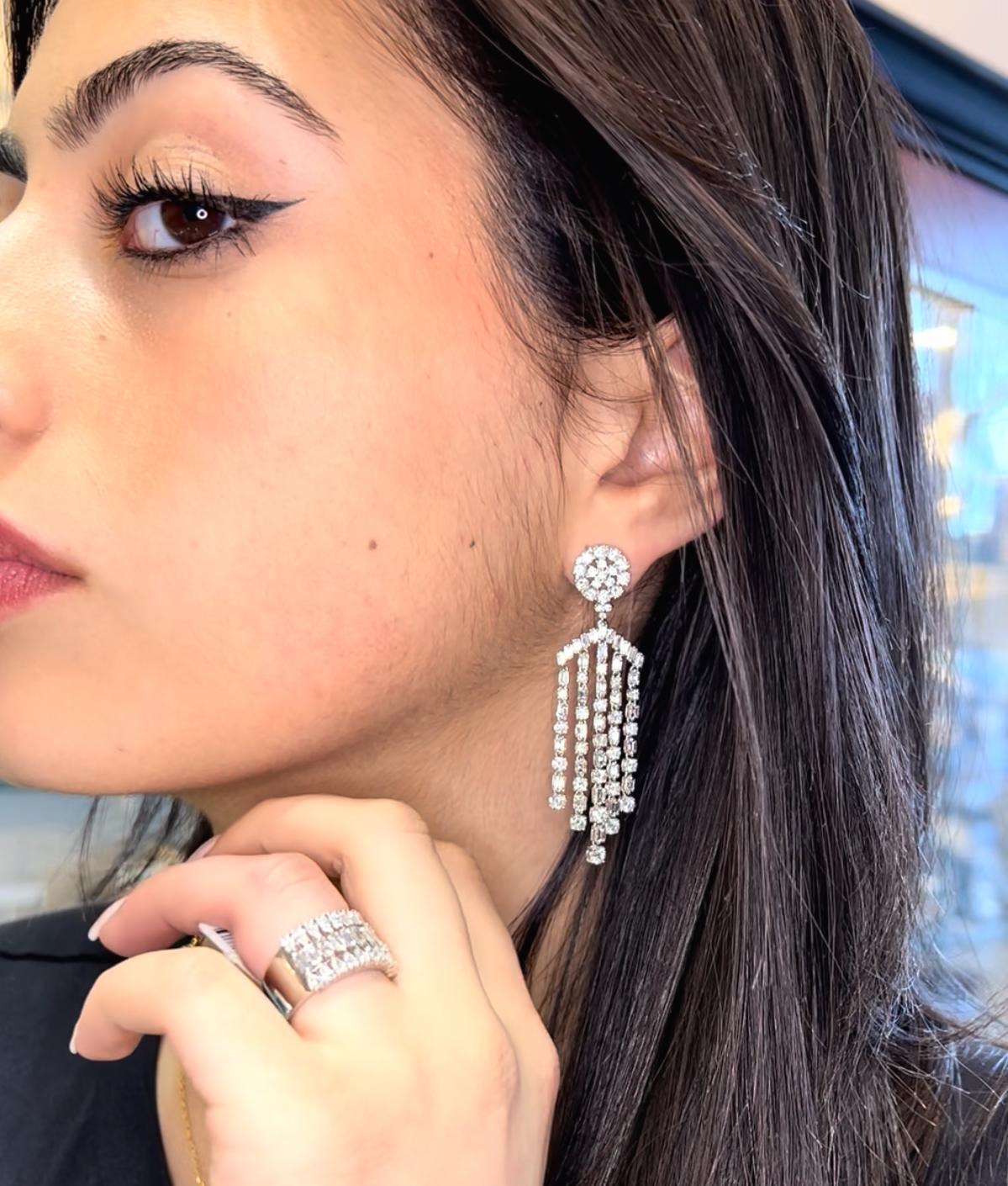 Diamant-Kronleuchter-Ohrringe 10,00ct Smaragd & runder Brillantschliff 18K Weißgold (Art déco) im Angebot