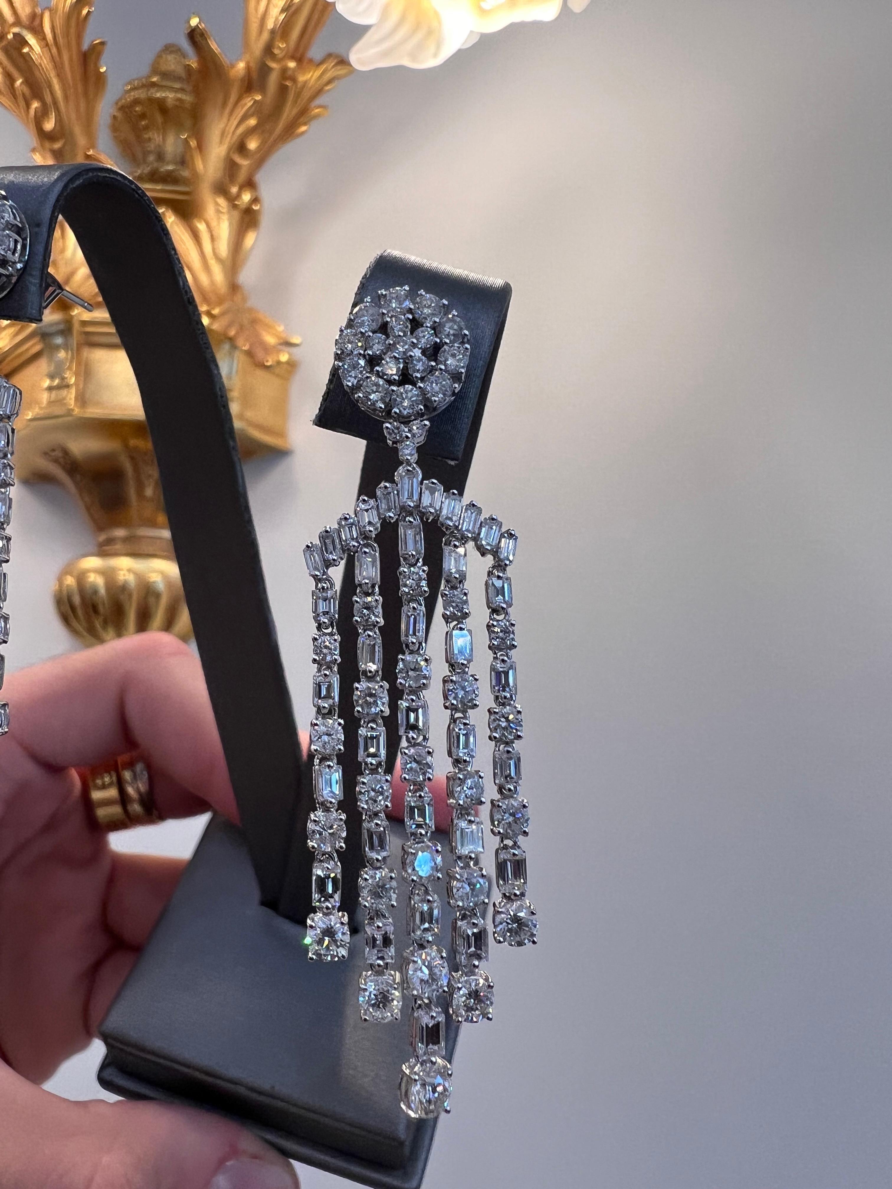 Diamant-Kronleuchter-Ohrringe 10,00ct Smaragd & runder Brillantschliff 18K Weißgold im Angebot 2