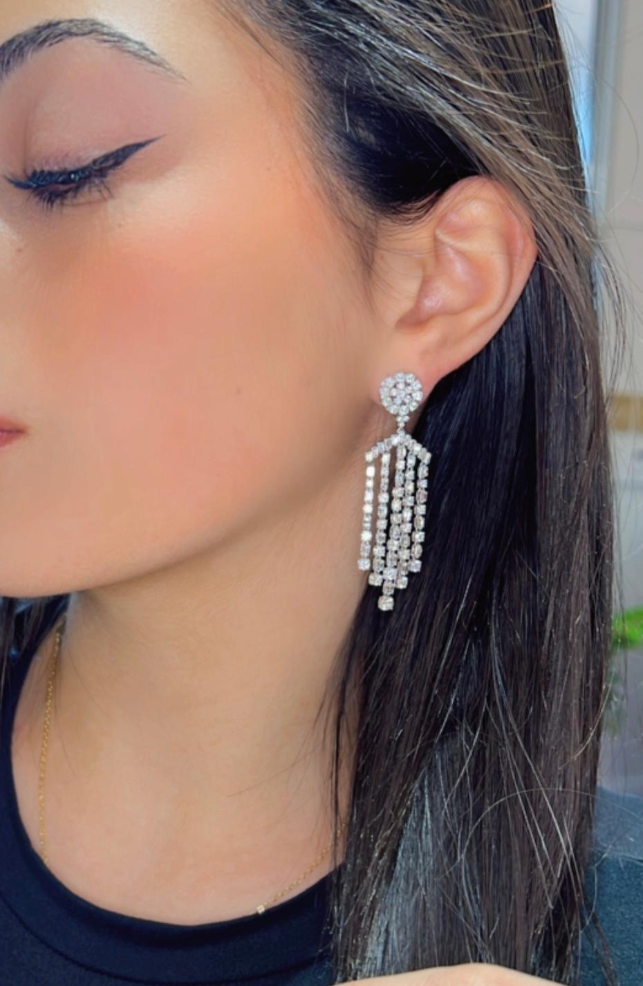 Diamant-Kronleuchter-Ohrringe 10,00ct Smaragd & runder Brillantschliff 18K Weißgold im Zustand „Neu“ im Angebot in Great Neck, NY