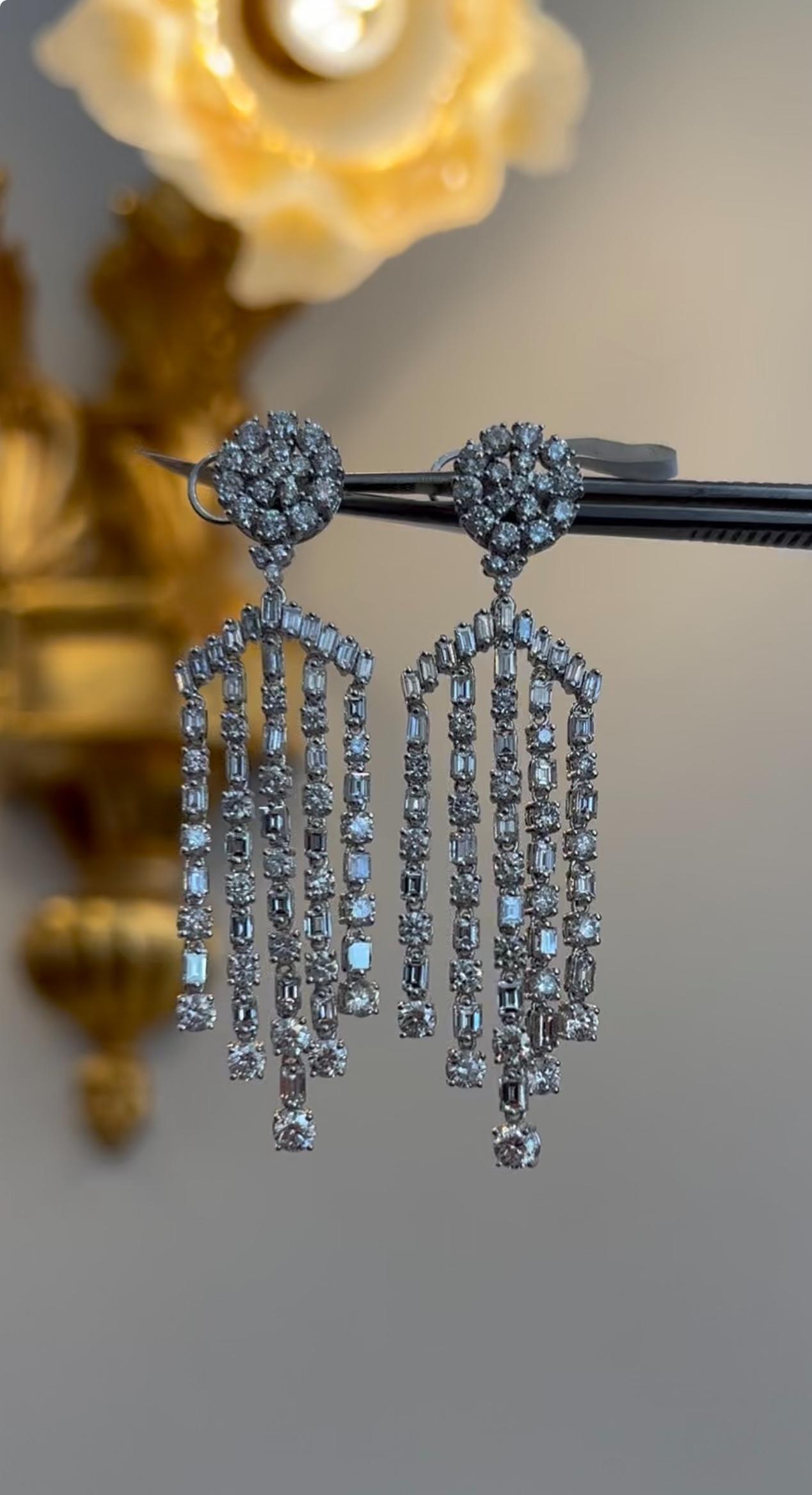 Diamant-Kronleuchter-Ohrringe 10,00ct Smaragd & runder Brillantschliff 18K Weißgold im Angebot 3