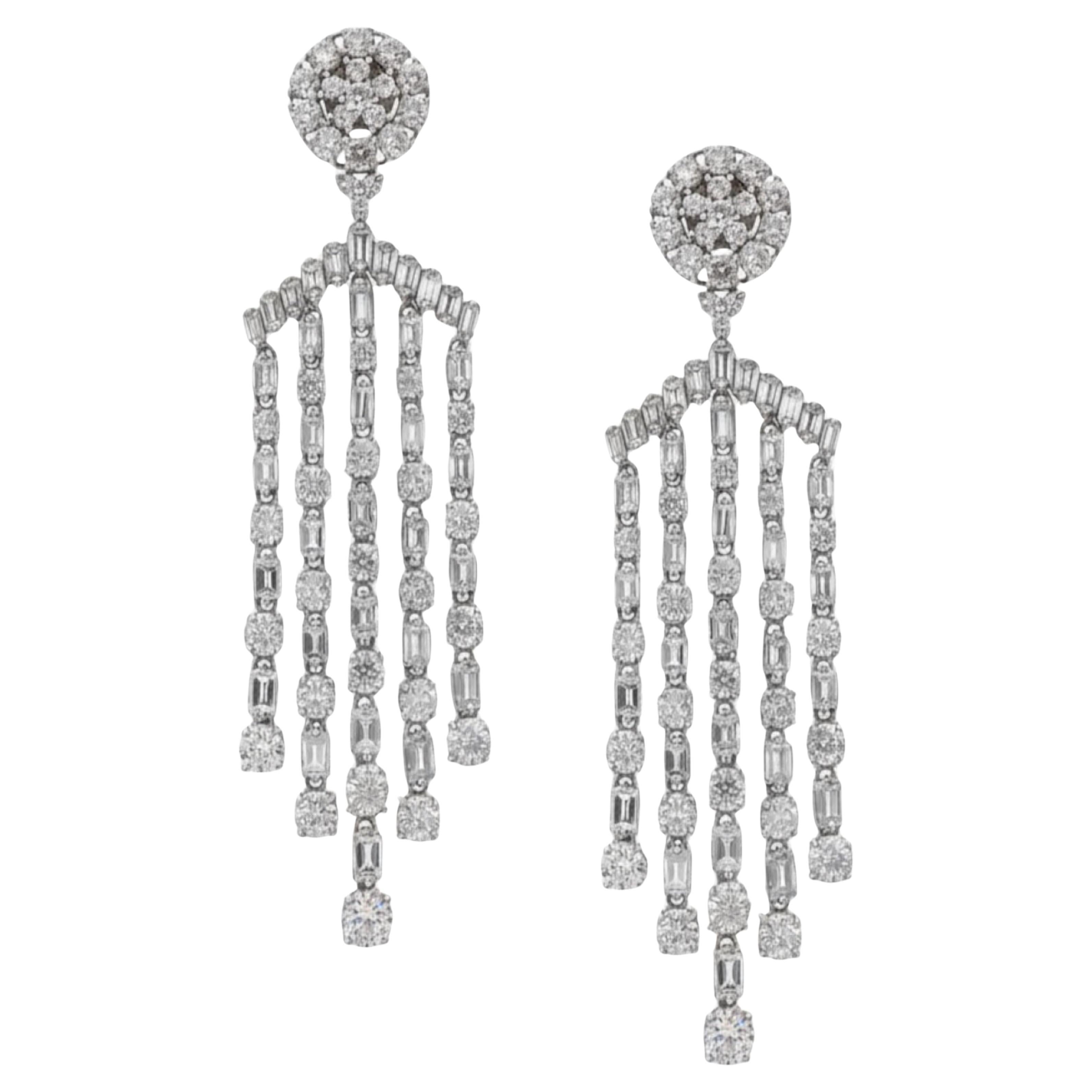 Orecchini a lampadario con diamanti 10,00ct taglio smeraldo e tondo Brilliante in oro bianco 18K