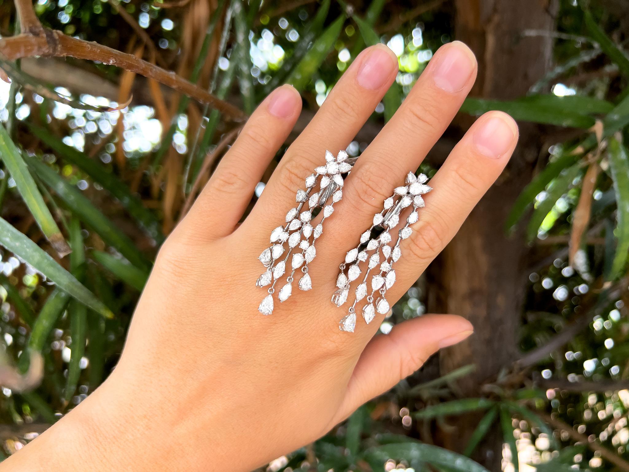 Diamond Chandelier Earrings 10.50 Carats Total 18K Gold In Excellent Condition In Carlsbad, CA