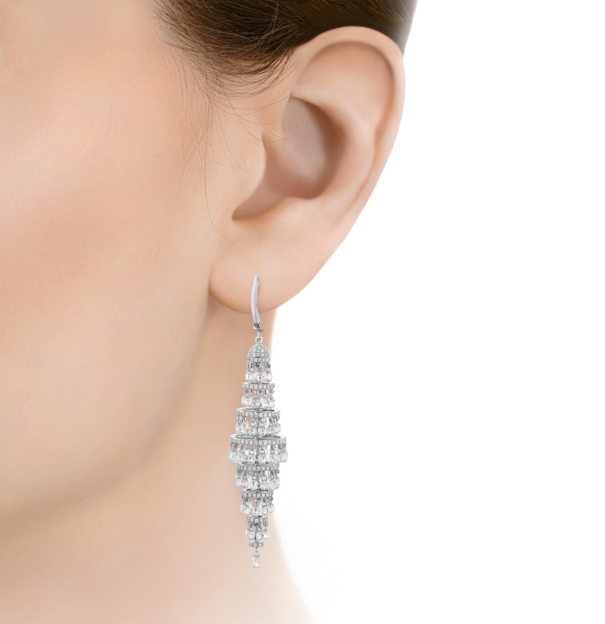 D'un luxe intemporel, cette paire de boucles d'oreilles chandelier rayonnante présente un impressionnant éventail de diamants ronds de taille brillant et briolette totalisant 19,83 carats. Les pierres éblouissantes cascadent avec art dans une