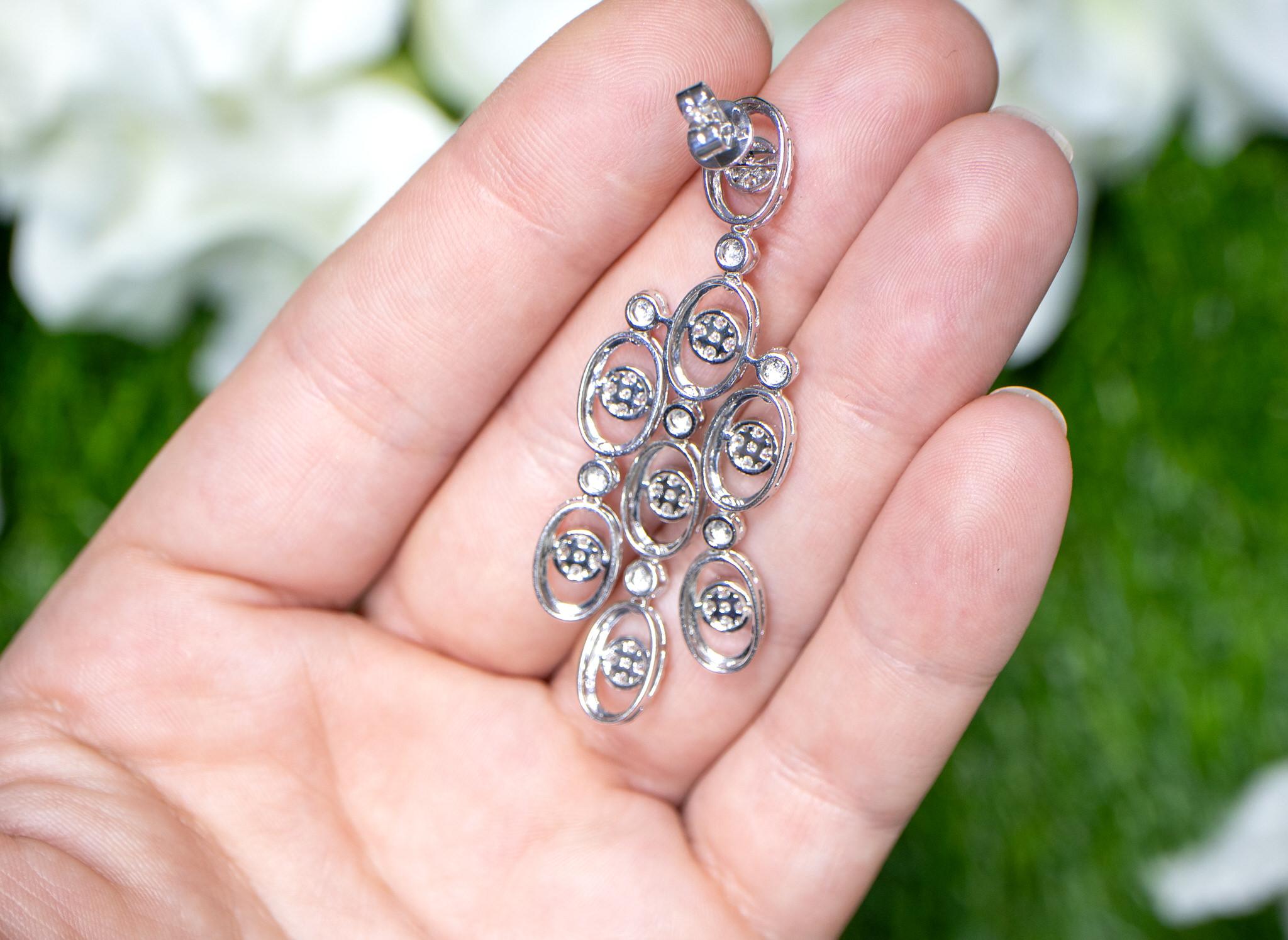 Boucles d'oreilles lustre en or blanc 18 carats avec diamants de 3,7 carats Excellent état - En vente à Laguna Niguel, CA