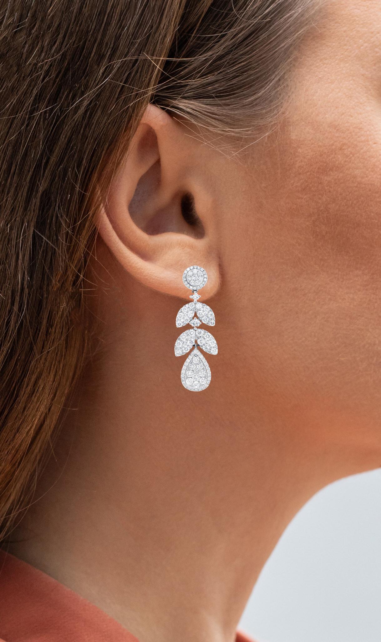 It comes with the Gemological Appraisal by GIA GG/AJP
All Gemstones are Natural
Diamonds = 3.77 Carats
Metal: 18K White Gold
Dimensions: 36 x 14 mm