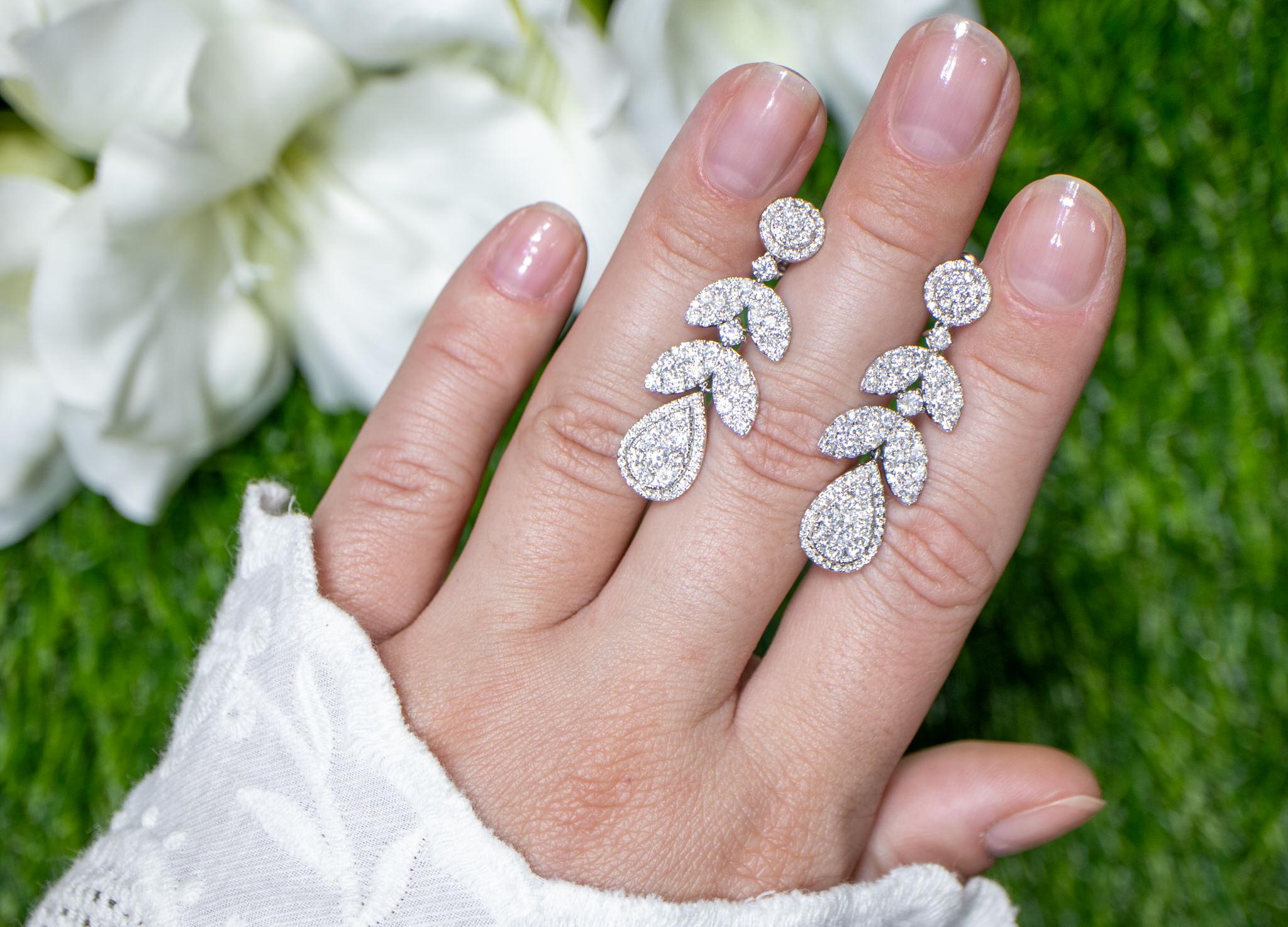 Round Cut Diamond Chandelier Earrings 3.77 Carats 18K White Gold For Sale