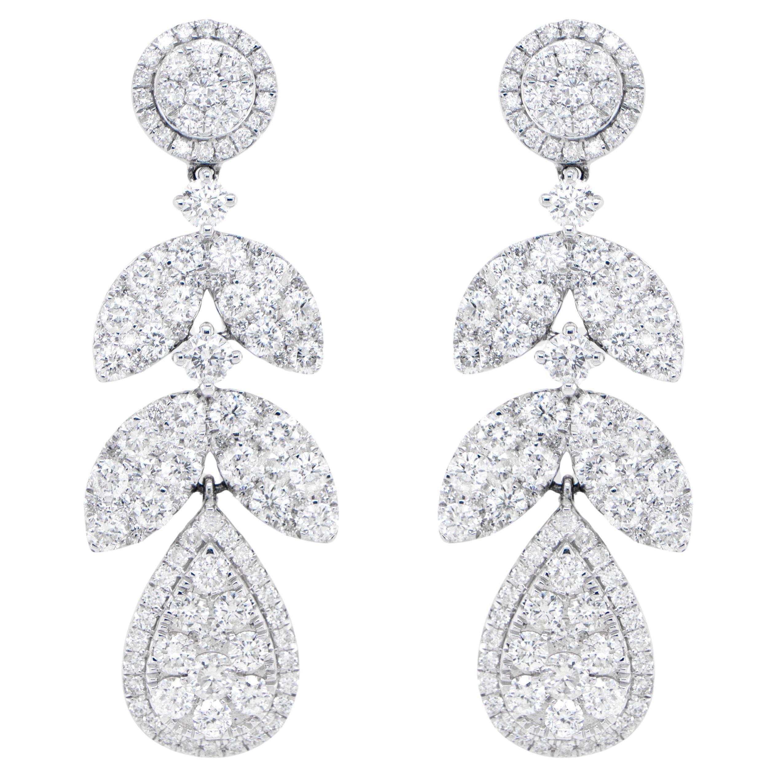 Boucles d'oreilles lustre en or blanc 18 carats et diamants de 3,77 carats en vente