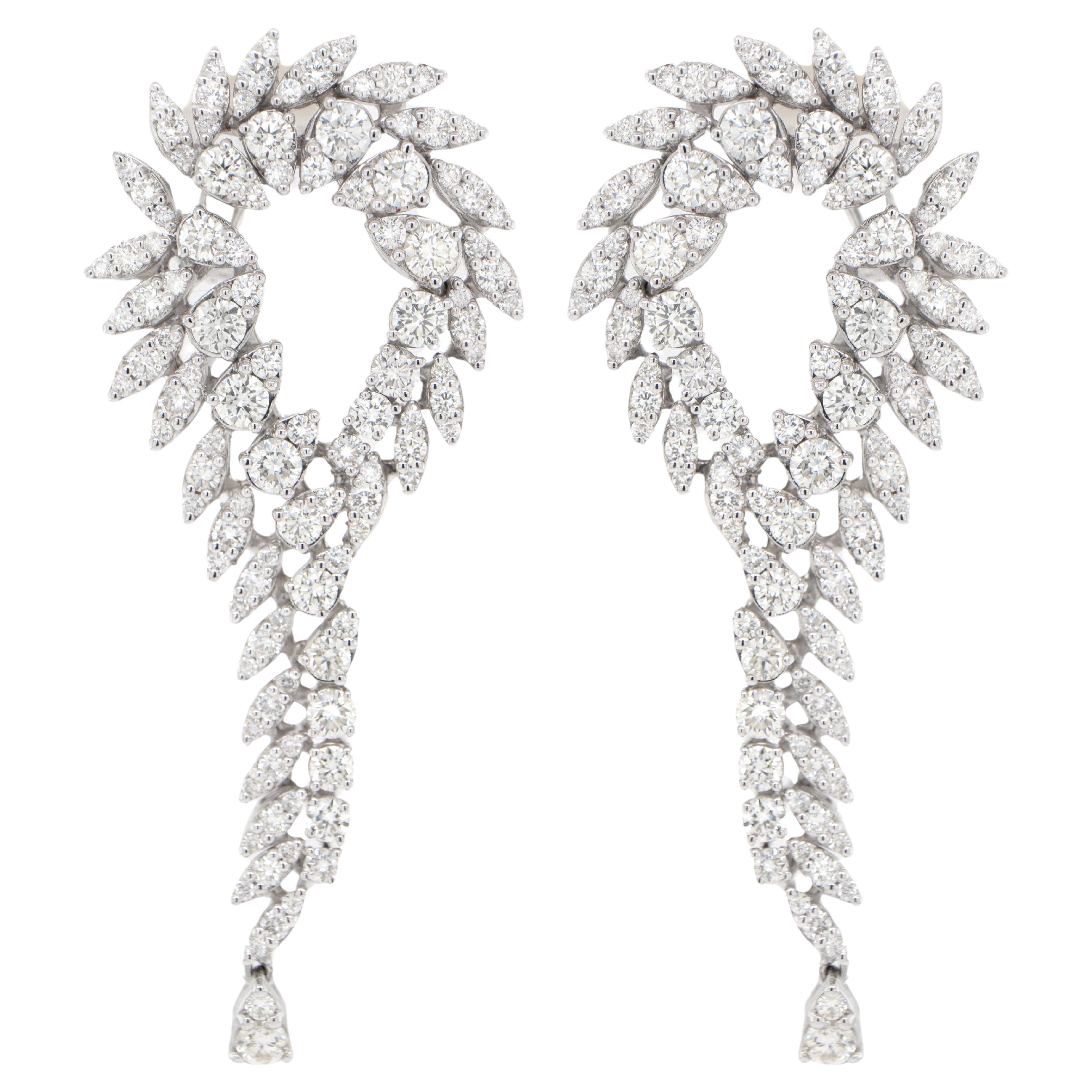 Boucles d'oreilles lustre en or blanc 18 carats et diamants 7,98 carats en vente