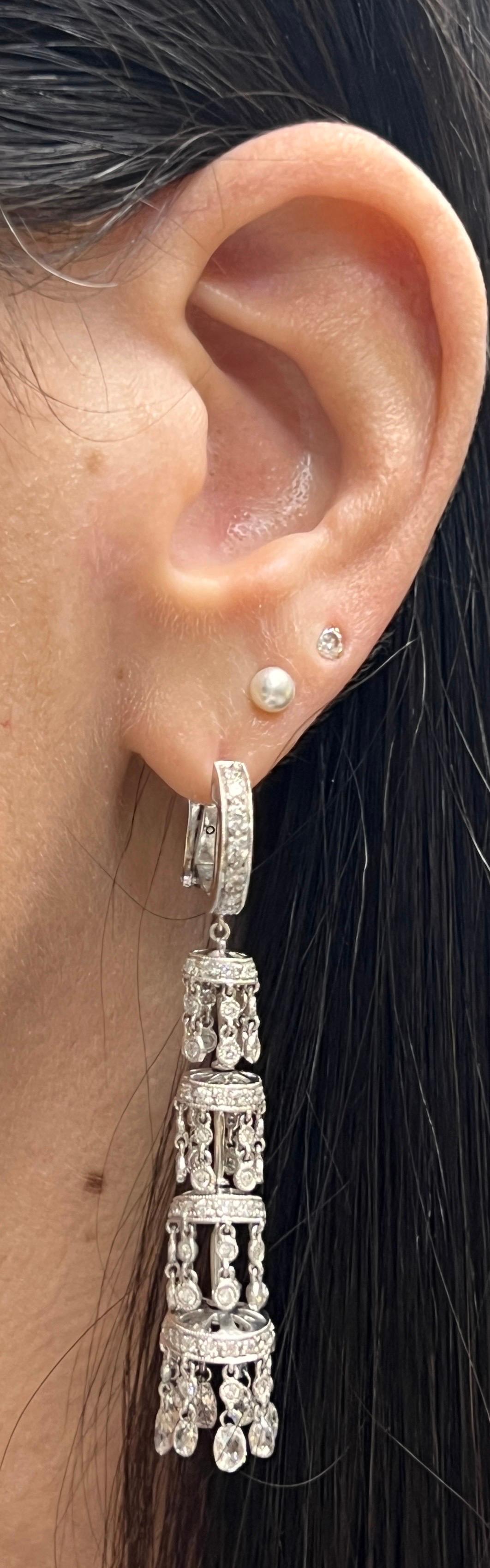 Orecchini con diamanti a quattro livelli. 

Un paio di orecchini con quattro livelli di diamanti rotondi penzolanti

Misure: 2,25