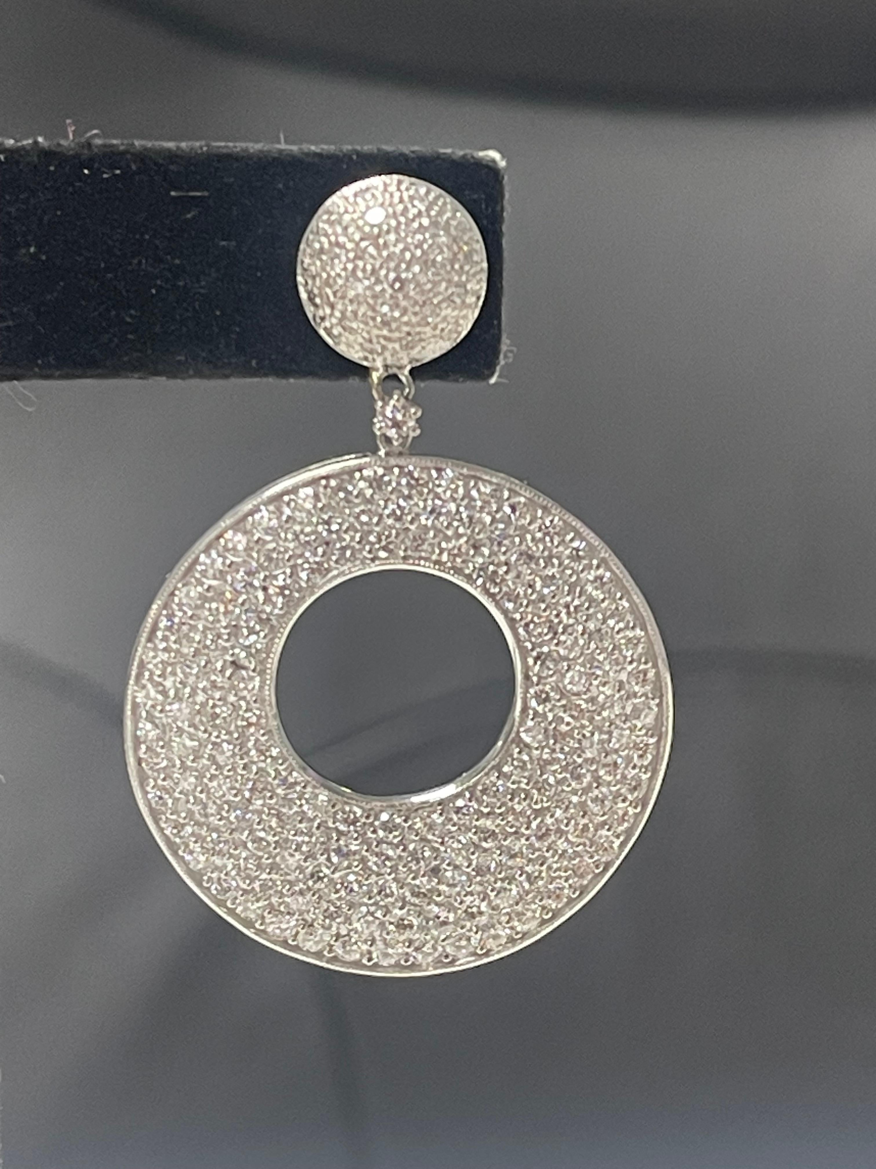 Round Cut Diamond chandelier earrings in 18 Karat White Gold. For Sale