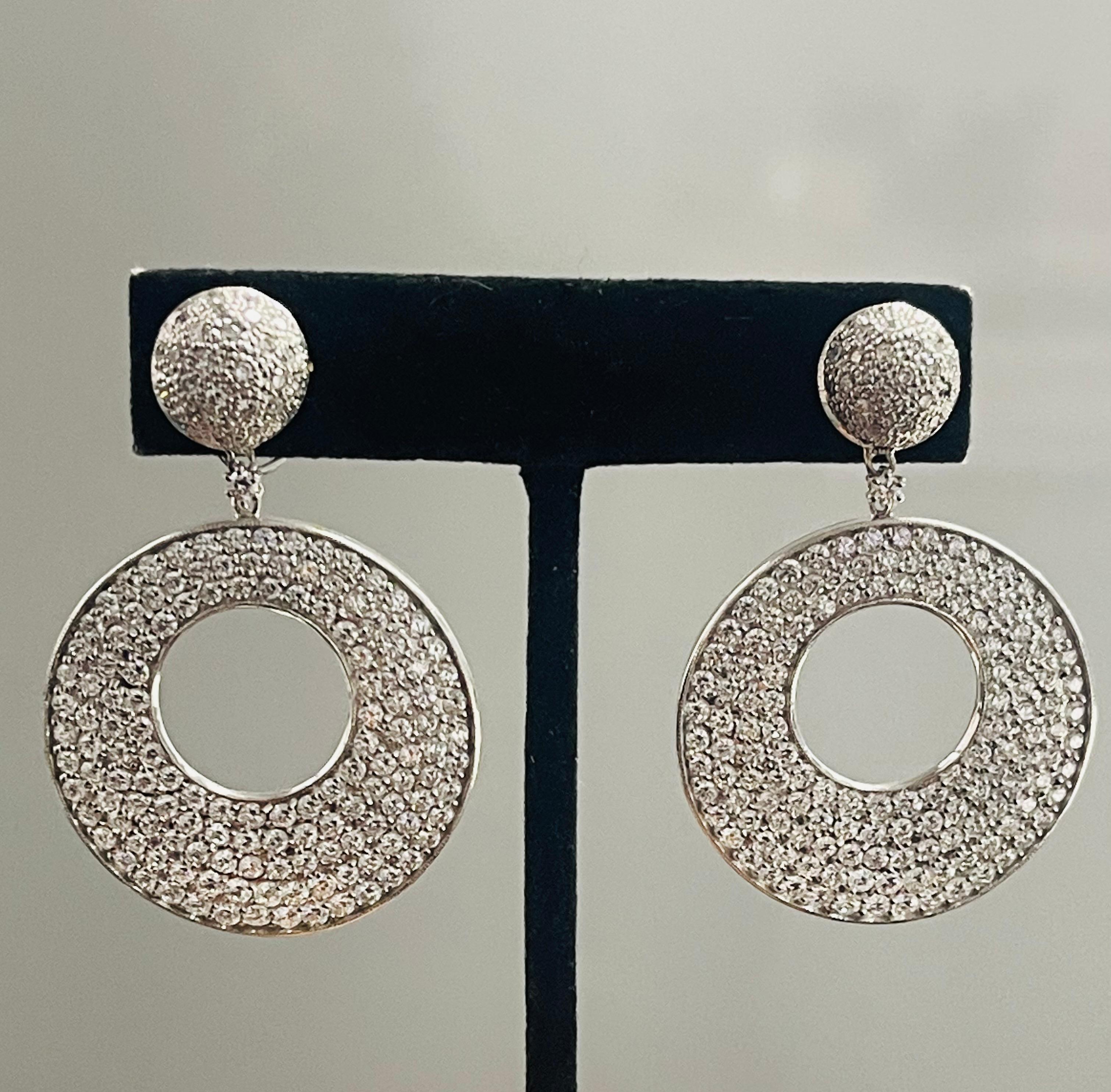 Diamond chandelier earrings in 18 Karat White Gold. For Sale 1