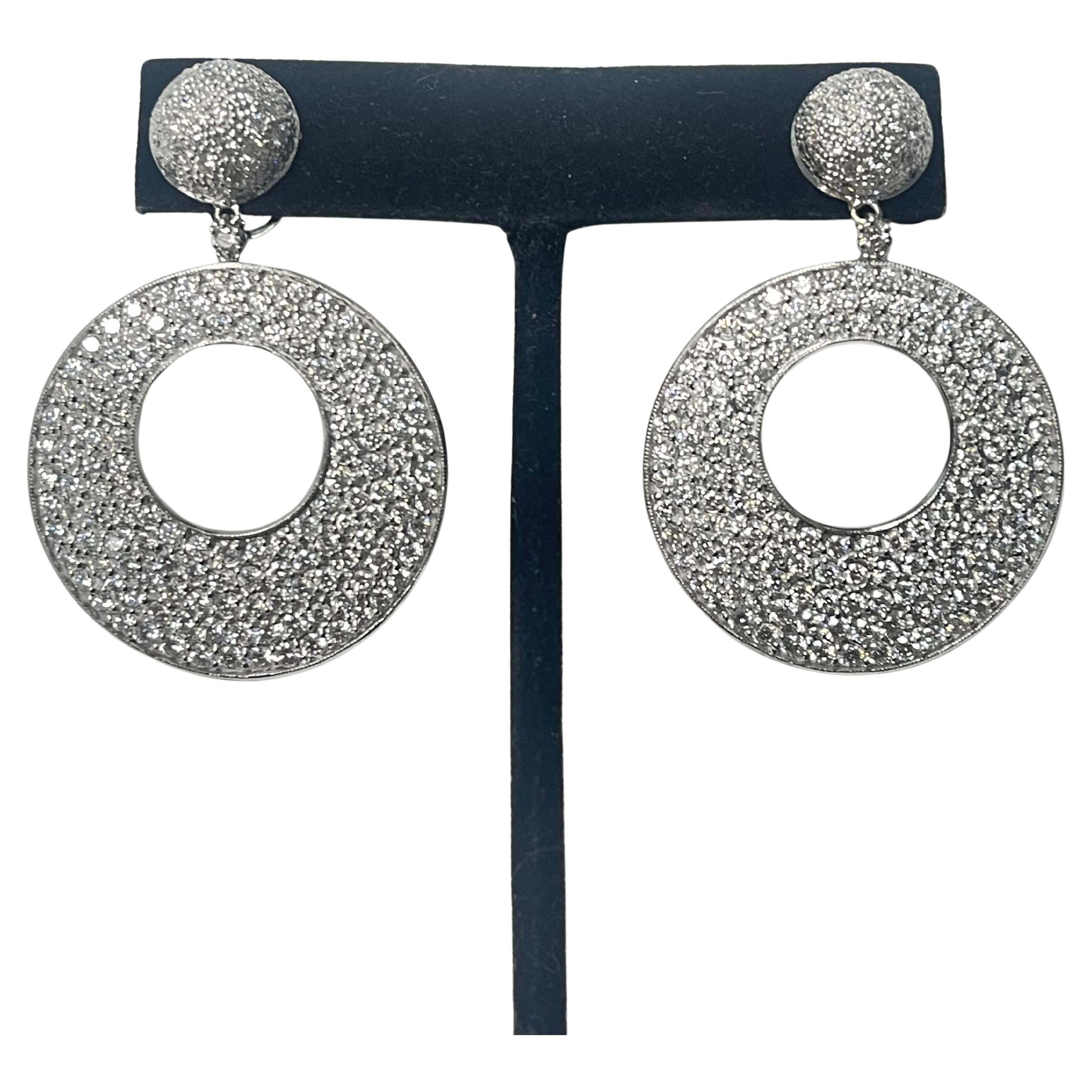 Pendientes araña de diamantes en oro blanco de 18 quilates.
