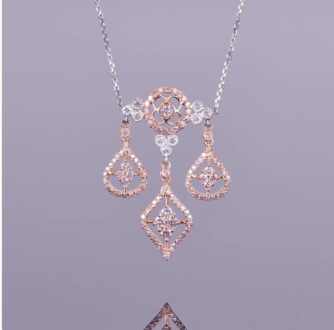 Uno splendido pendente con 1,02 carati di diamanti bianchi incastonati in oro bianco e rosa 18 carati. Le dimensioni sono 35,5 mm x 19,48 mm.