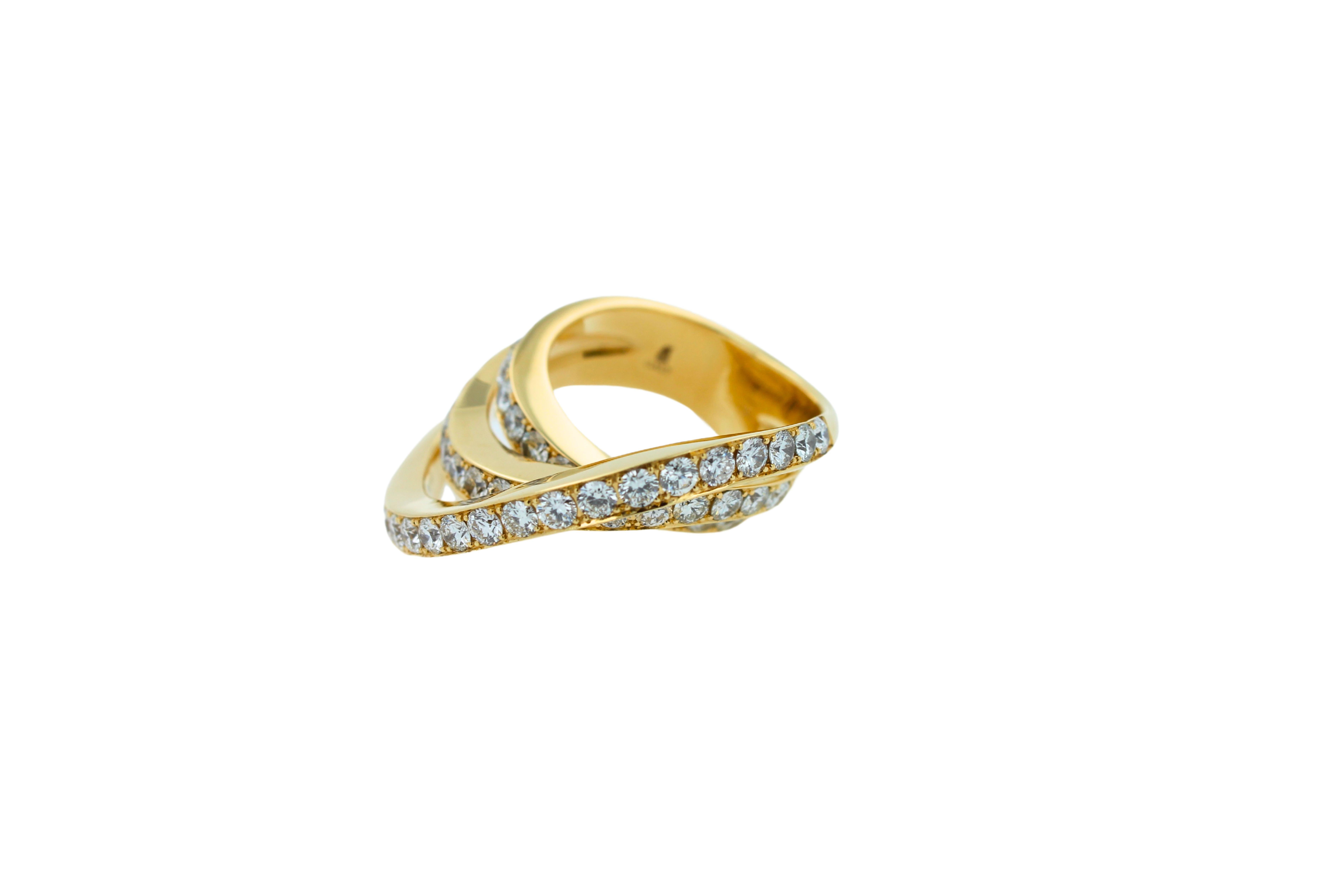 Bague en or jaune 18 carats en forme de vague géométrique avec canaux de diamants en vente 2