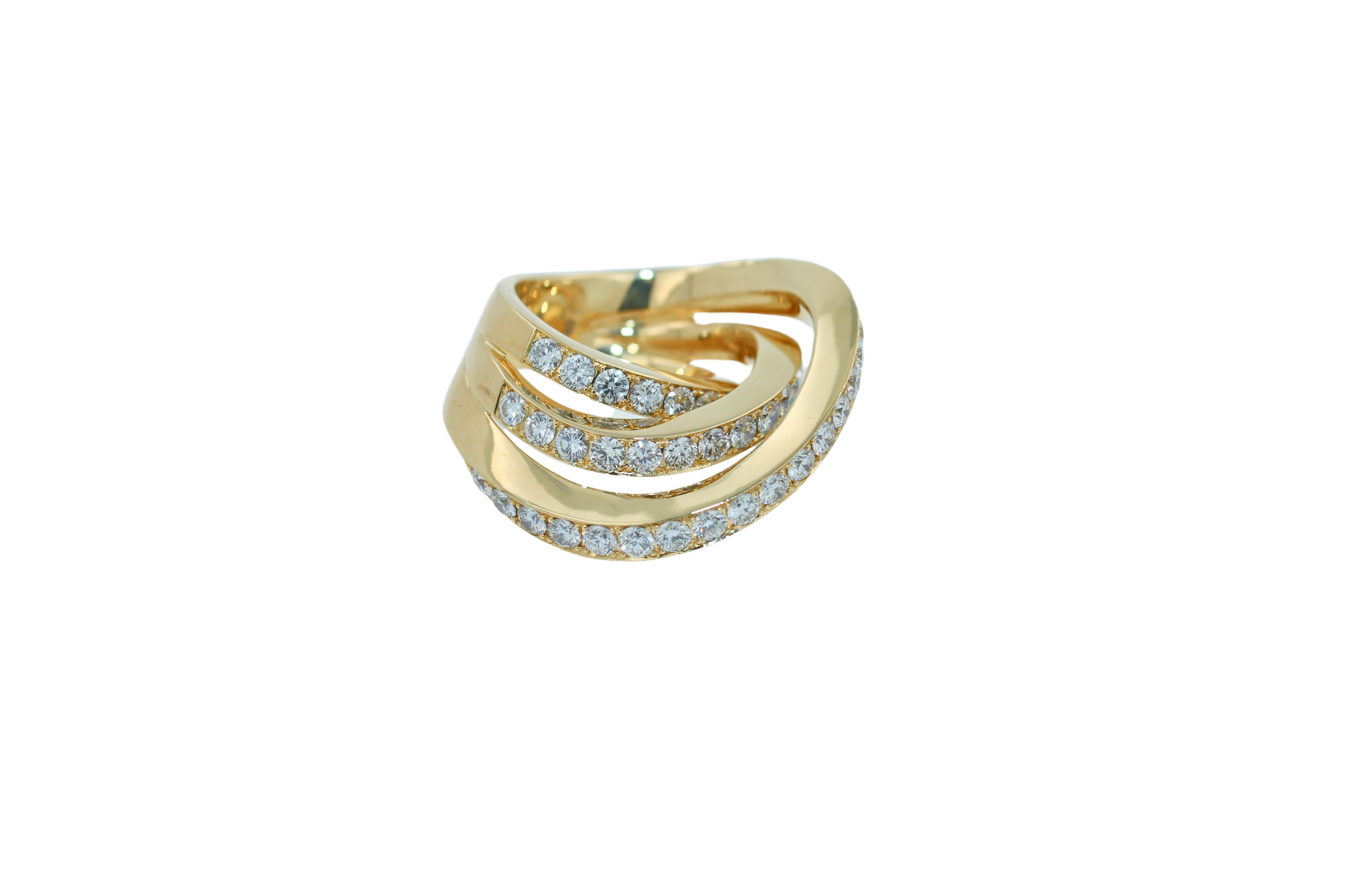 Bague en or jaune 18 carats en forme de vague géométrique avec canaux de diamants en vente 3